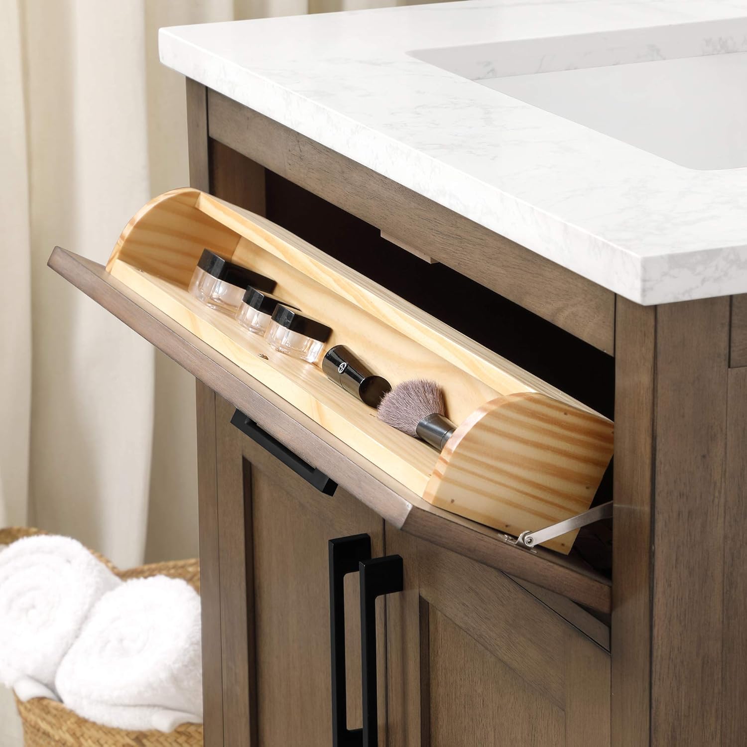 Primer pla del peu anivellador ocult a la base del moble de tocador.