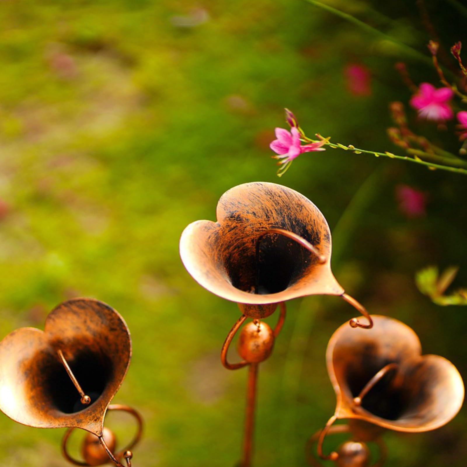 Poteau décoratif de Jardin en métal Calla Lily avec Triple Cloches - Sculpture Florale de 60 cm en Bronze pour extérieur, décoration de Jardin, Fleurs de lys, élément d'art pour Cour, Patio