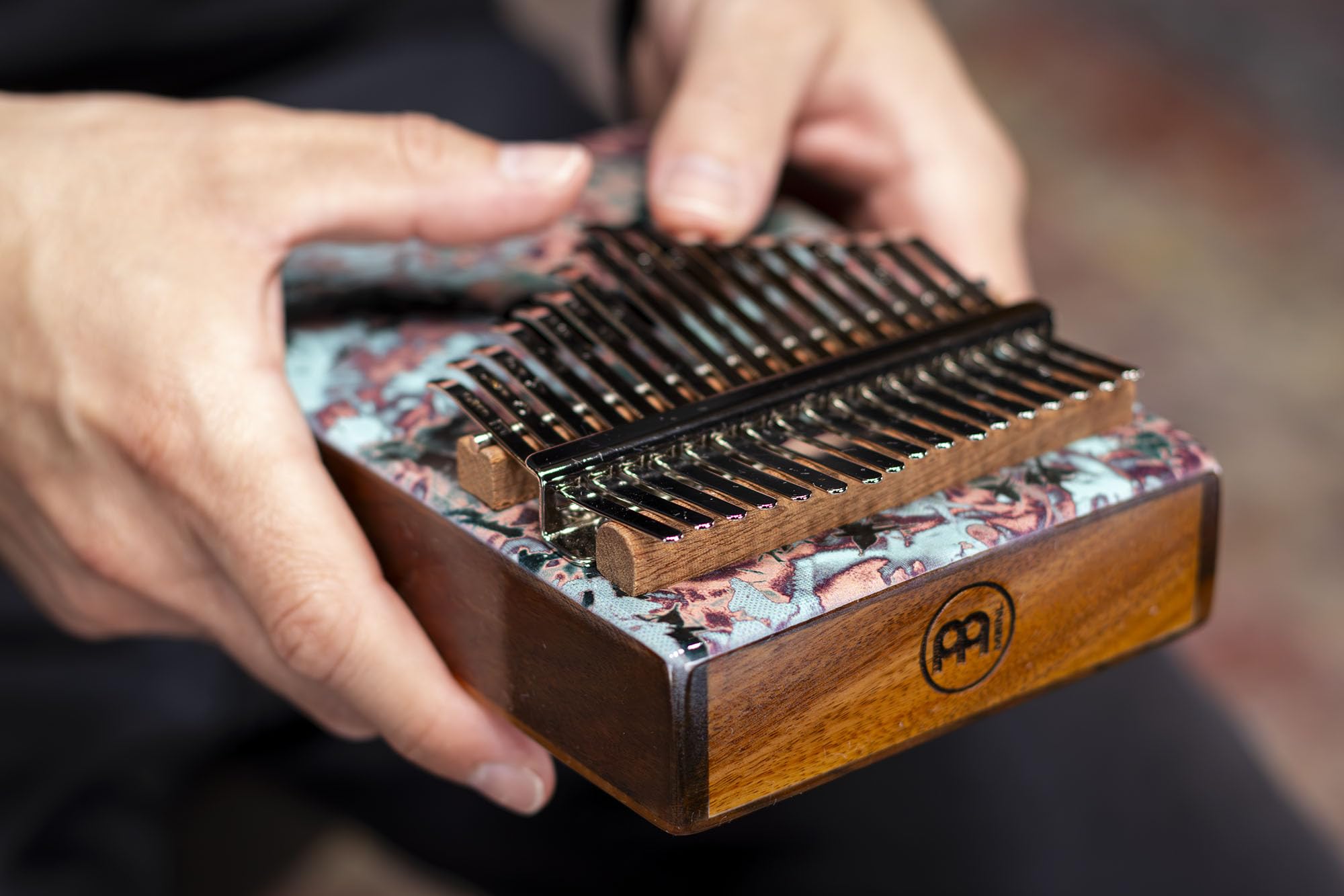 Meinl Piano de pulgar Kalimba de percusión, 17 teclas, incluye martillo de afinación y funda, para meditación, ASMR, terapia de sonido y yoga, 2 años de garantía (KA17CR)