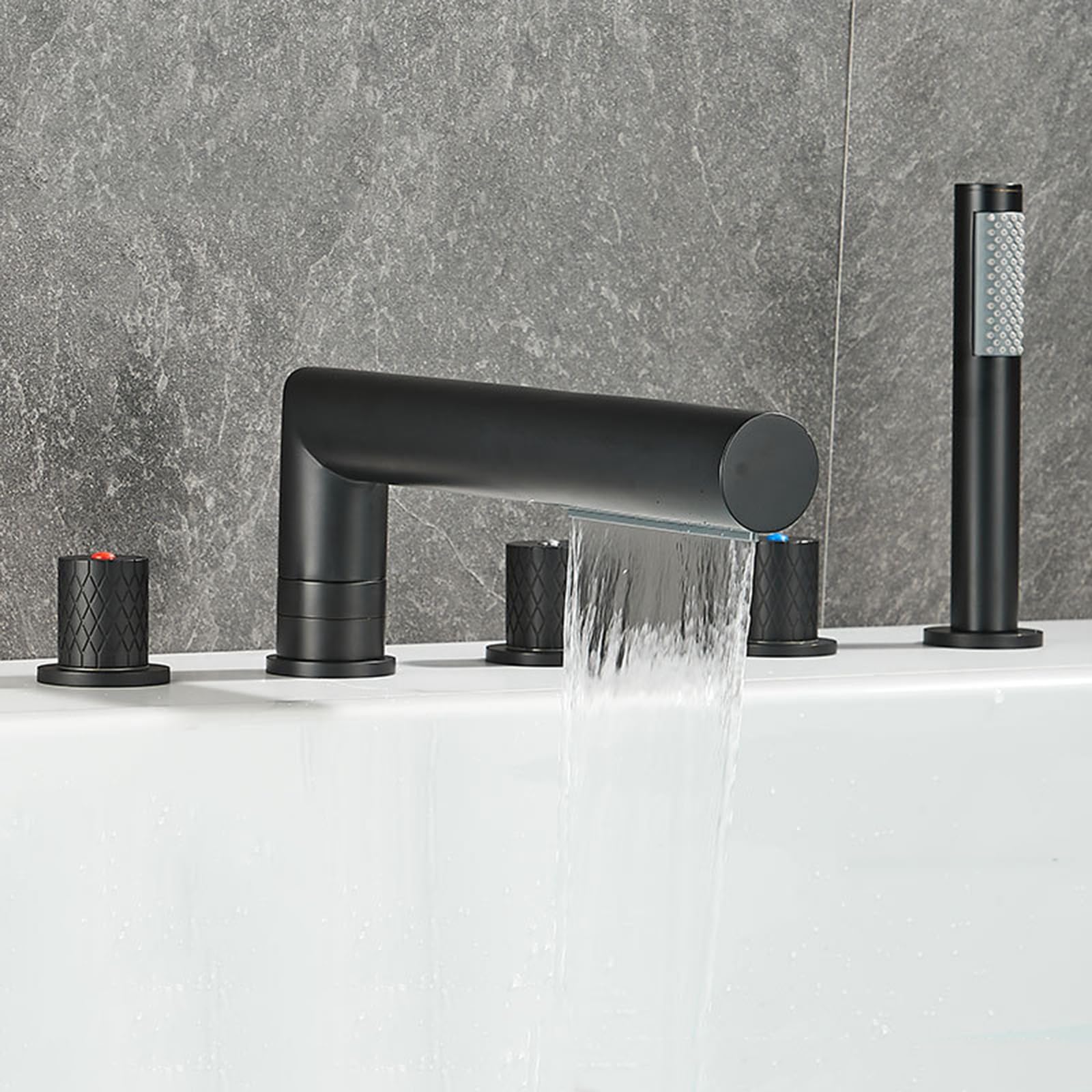 Robinet baignoire 5 trous rotatif 360 pour optimiser l'espace et éviter les éclaboussures