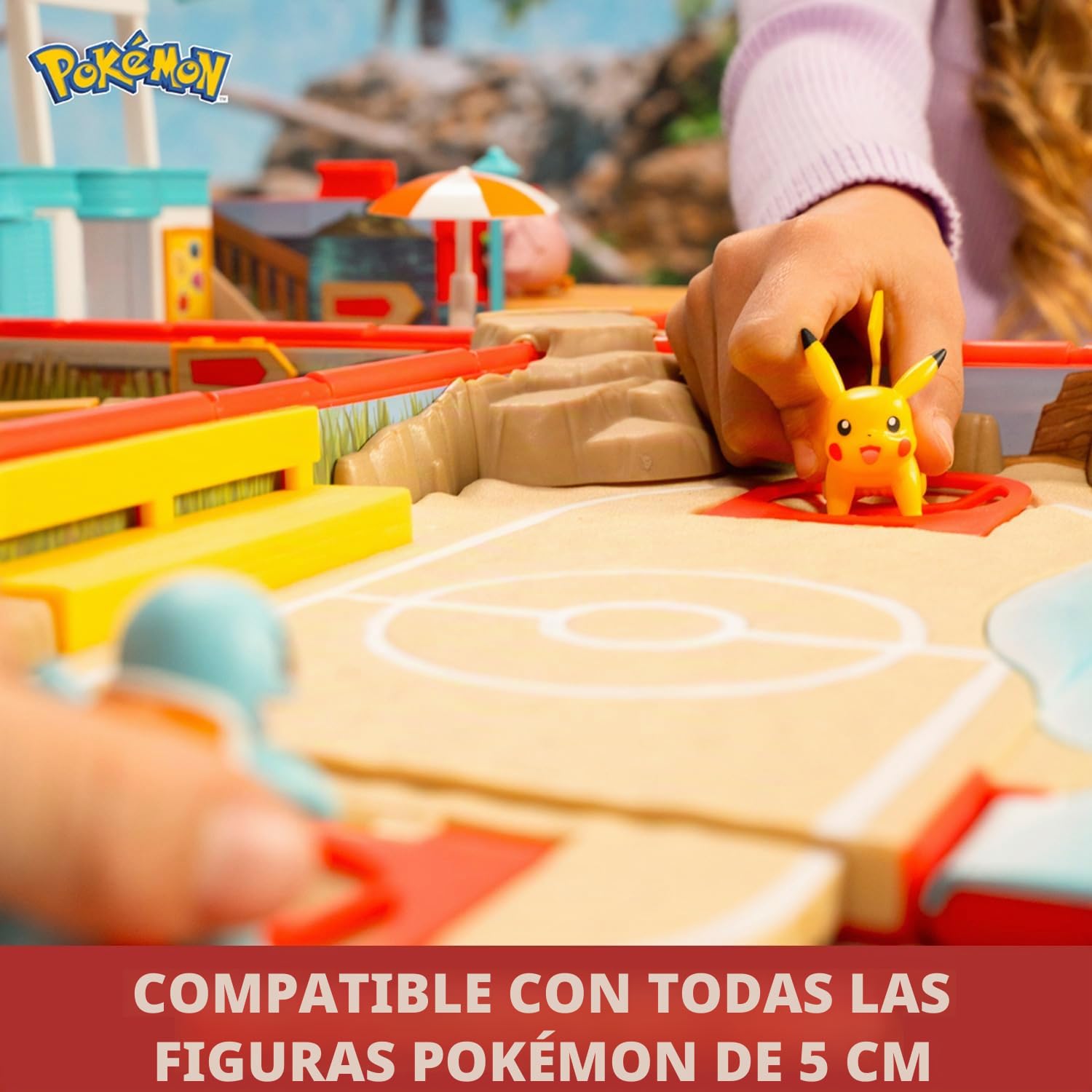 Bandai – Pokémon – Mochila de entrenador de playa – Universo de juego Pokémon con minijuegos – Bolsa que se transforma en zona de juego de playa – Figura Pikachu incluida – Estuche de juguete infantil
