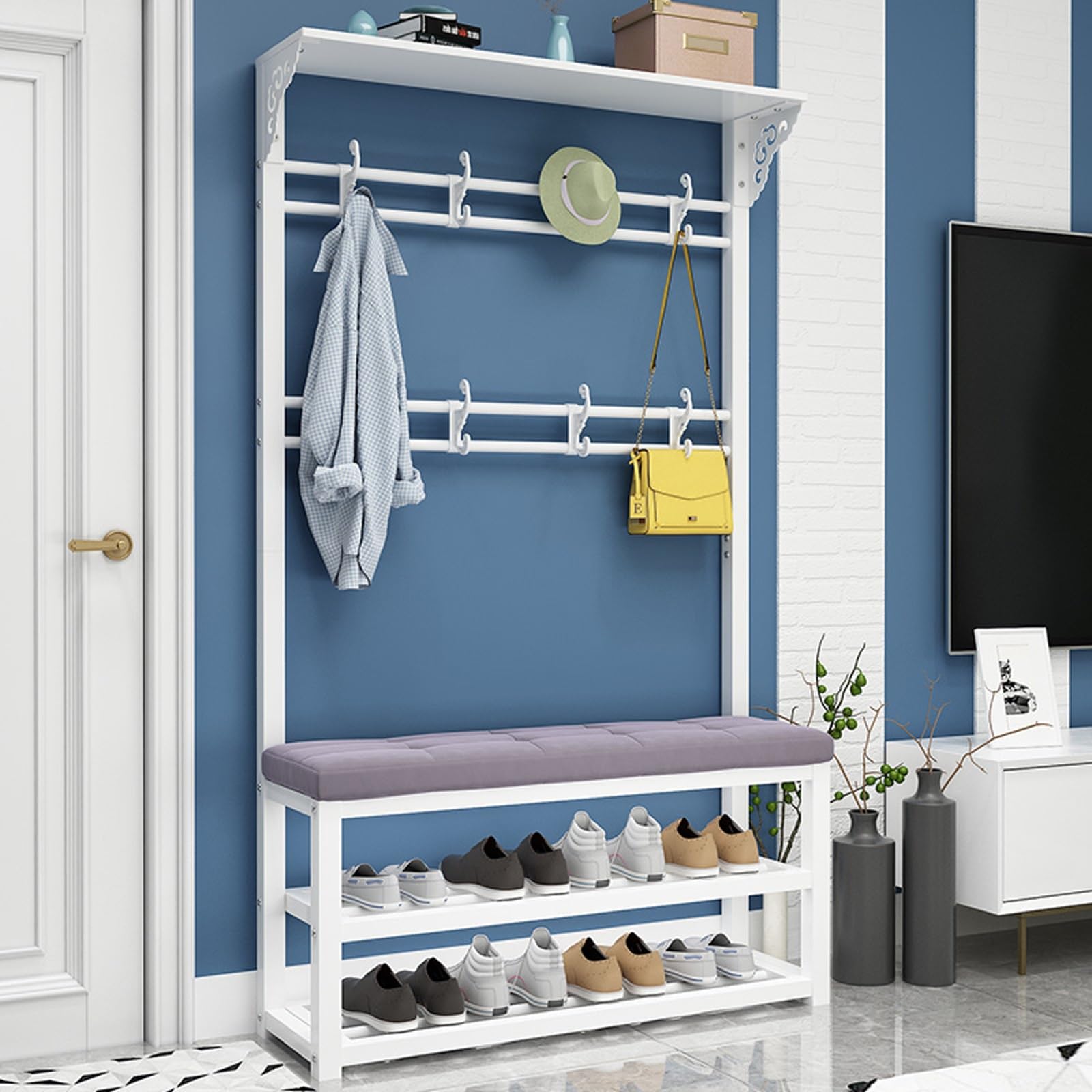 Vestiaire d'entrée avec banc et porte-manteau métal pour une maison ordonnée