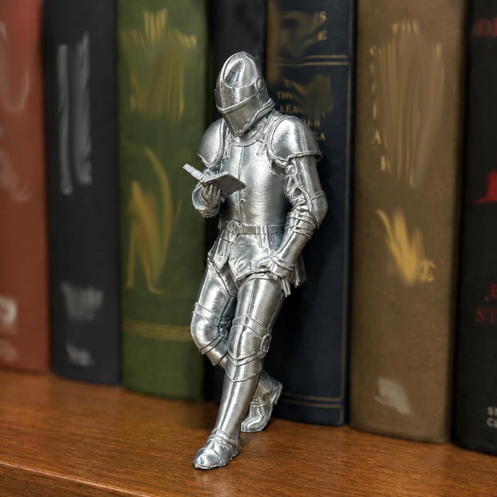 ZBELLO Medieval Knight Bookend for Bookshelf, Detailed Knight Figurine Decor, Fantasy Bookshelf Decoration for Readers & Book Lovers, Unique Gift for Bookworms (4.5 * 4 * 10cm,02)
