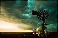 Vista 1 de Impresión de fotografía campestre (no enmarcada) Imagen de molino de viento y camión bajo nubes de tormenta avanzadas en el día de verano