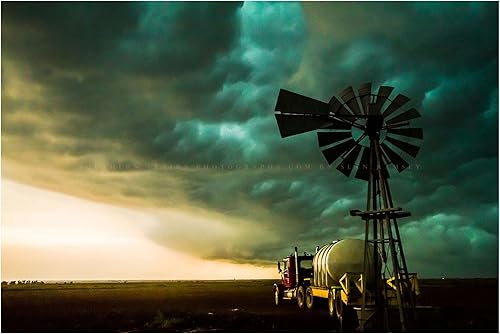 Impresión de fotografía campestre (no enmarcada) Imagen de molino de viento y camión bajo nubes de tormenta avanzadas en el día de verano en