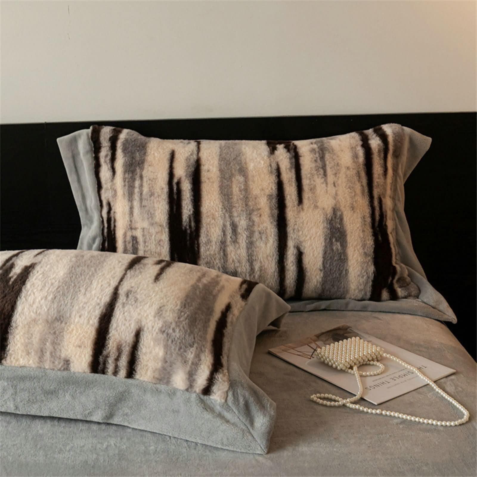 4-częściowy zestaw pościeli na łóżko 150 cm, poszwa na kołdrę 200 x 230 cm, prześcieradło z gumką 150 x 200 cm i 2 poszewki na poduszki, wzór w paski, miękki aksamit, szaro-czarny