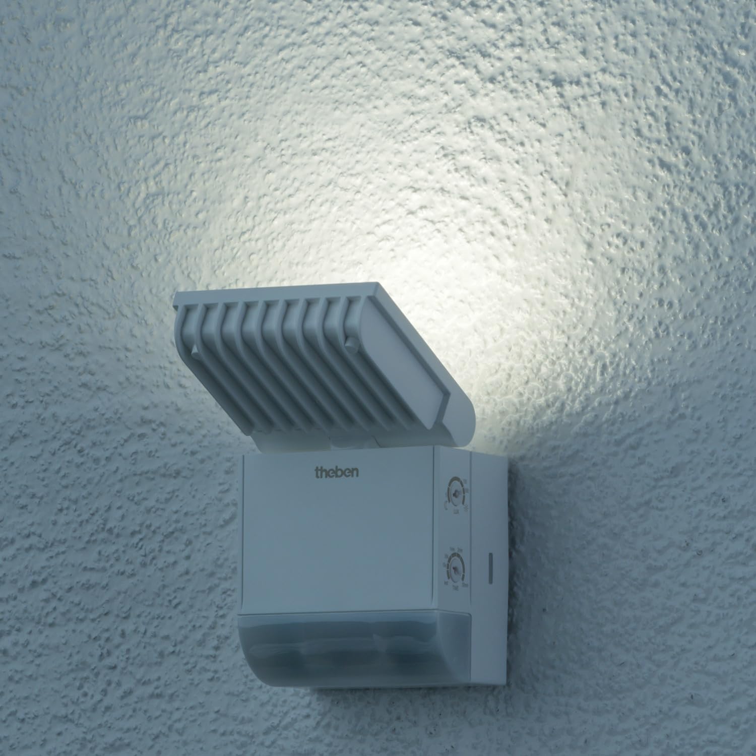 Theben 1020800 theLeda S8-100 WH LED-Strahler 8,5 W Bewegungsmelder weiß | Wandmontage außen, 4000 K neutralweiß, 180° mit 10 m Reichweite, drehbar/schwenkbar, IP55, 900 lm, zusätzlicher Schaltausgang