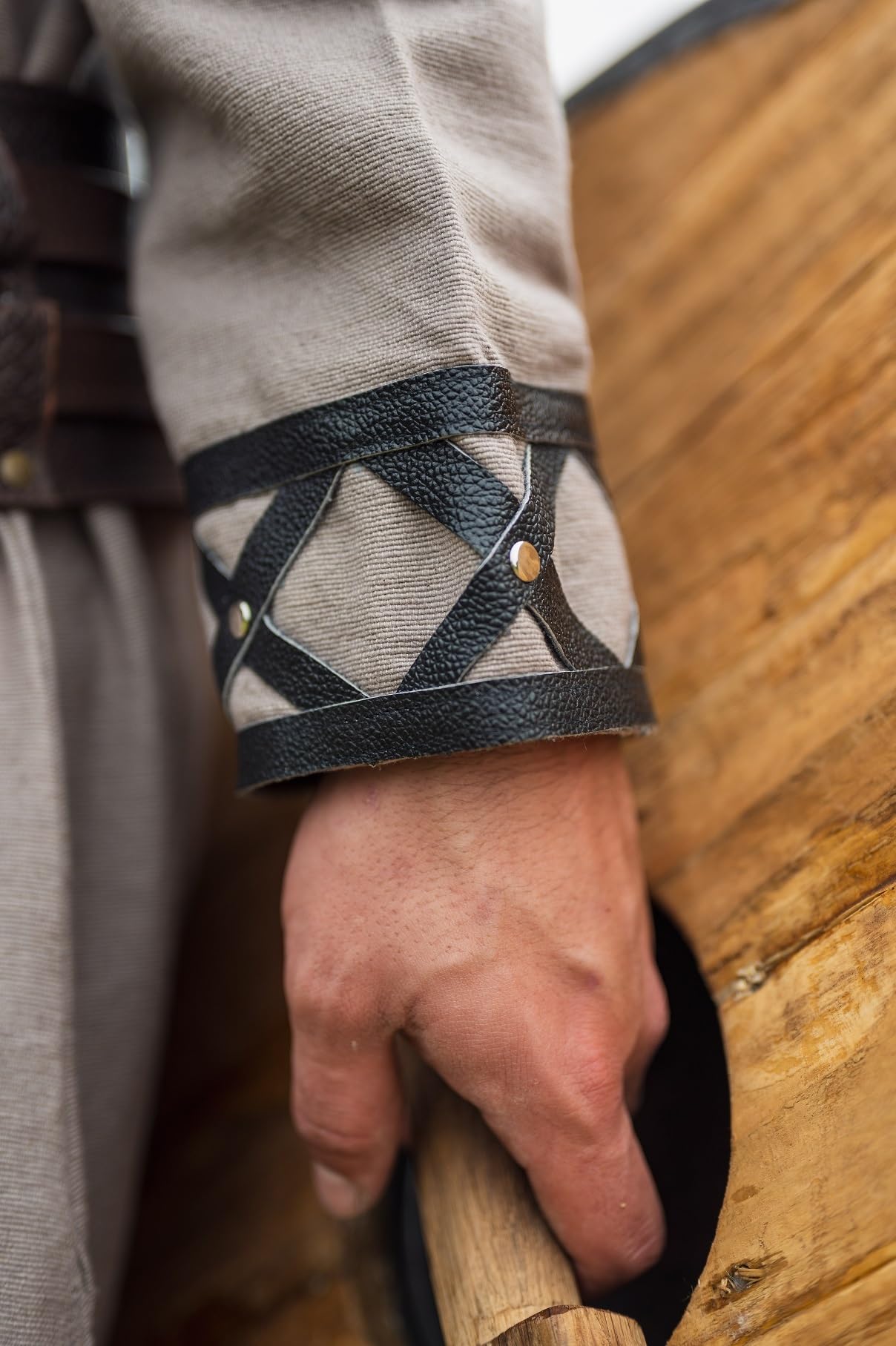 Leonardo Carbone Túnica vikinga Erik – Ropa medieval para hombre, camisas casuales de manga corta, disfraz de carnaval, túnica vikinga, ropa LARP – 100% algodón con aplicaciones de piel