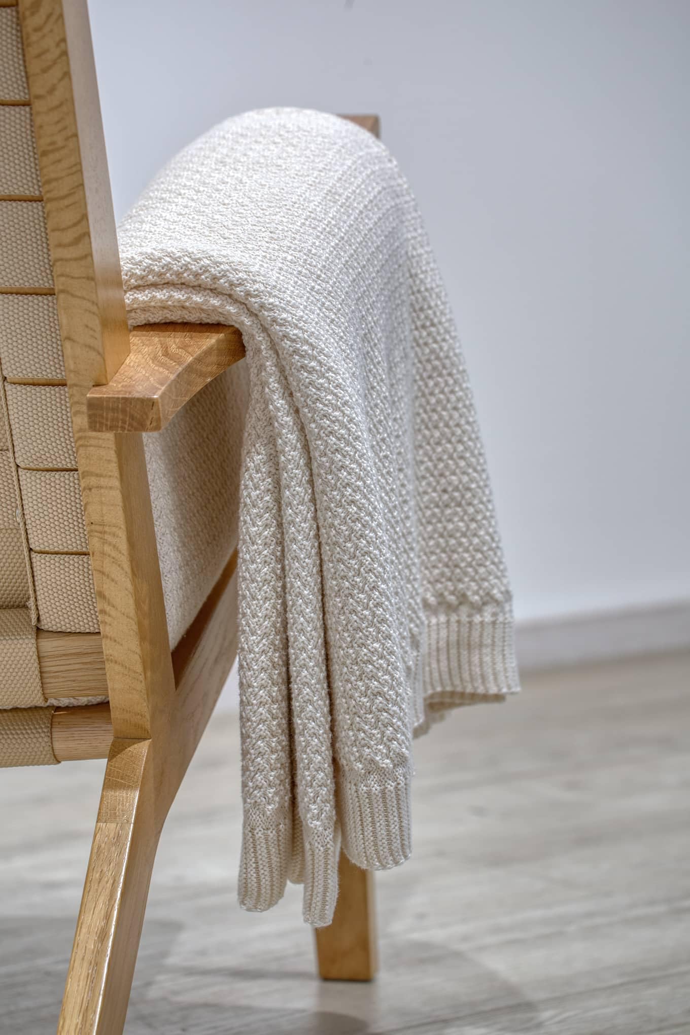 Wohndecke Jaron fein gestrickt, 150x200 cm, Hellgrau, 100% Baumwolle, Fischgrat-Optik