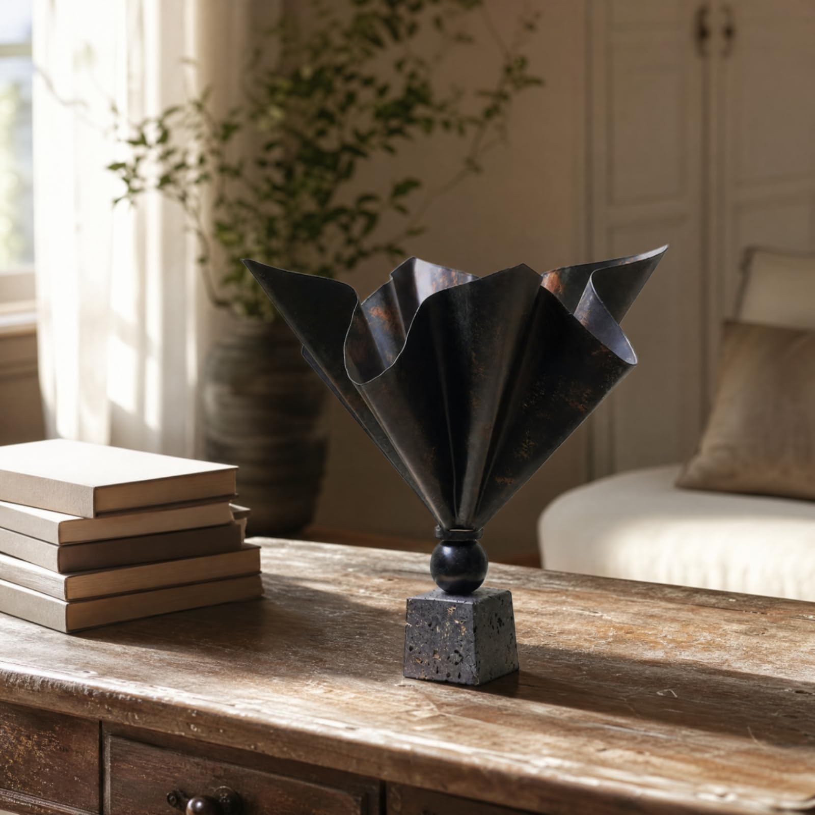Jarrón Hierro con Acabado Antiguo Oscuro Elegante Florero Escultural con Base Cuadrada Artículo Escultórico para Escritorio