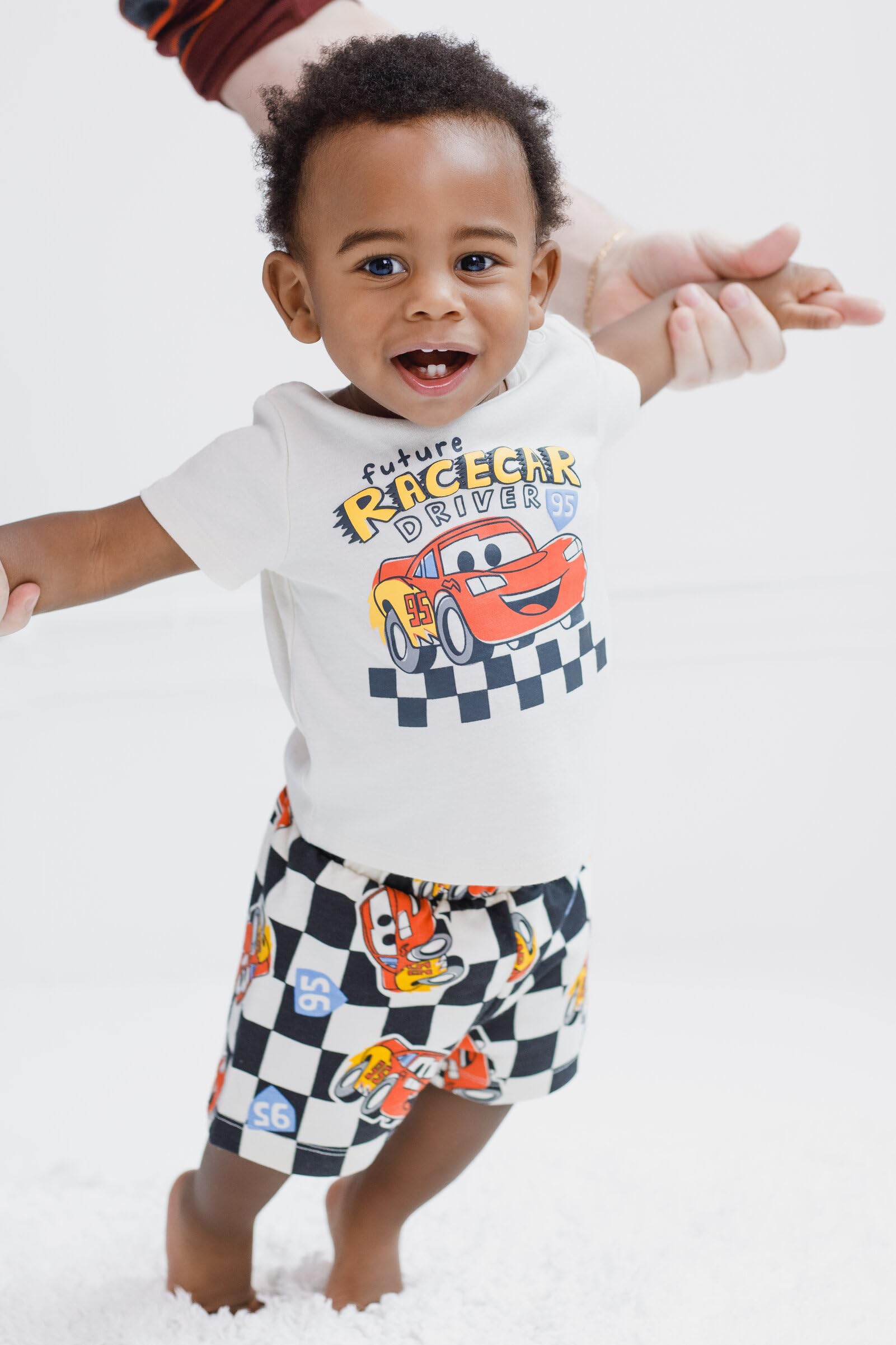 Disney Cars T-Shirt und Netz-Shorts, Outfit-Set für Kleinkinder bis große Kinder, Größen (18 Monate – 10–12)