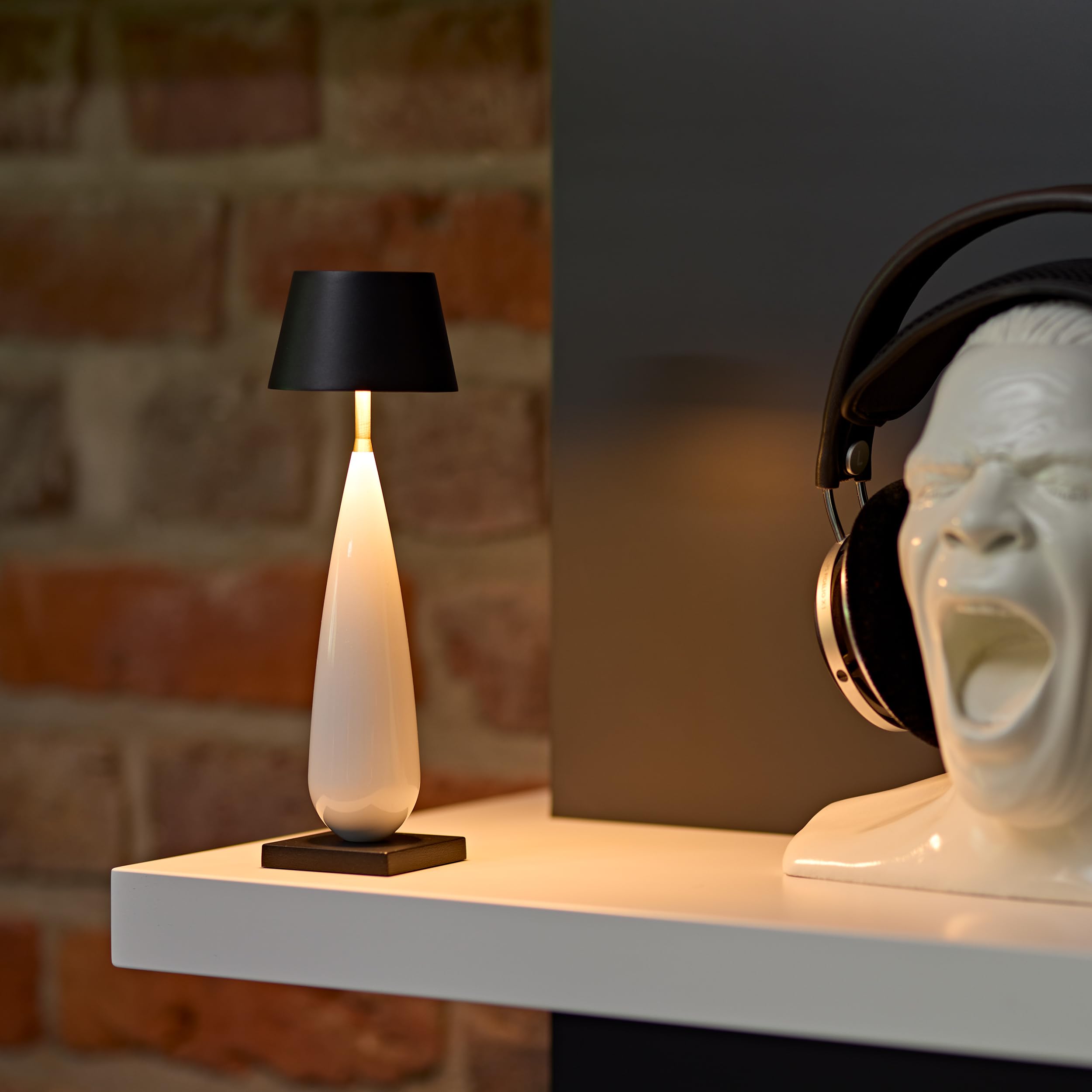 SIGOR Thala - Dimmbare LED Akku-Tischlampe Indoor & Outdoor, Leuchte des Jahres 2025 2. Platz, IP65 spritzwassergeschützt, Höhe 23,7 cm, aufladbar per Ladestation, 7 h Leuchtdauer, keramikweiß/schwarz
