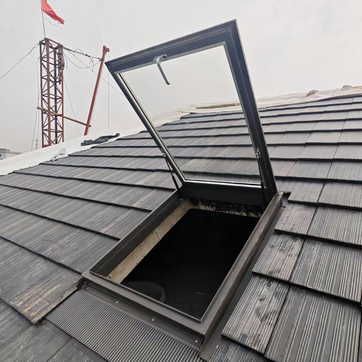 Fenêtre de toit isolante contre le froid avec trappe multi-angles
