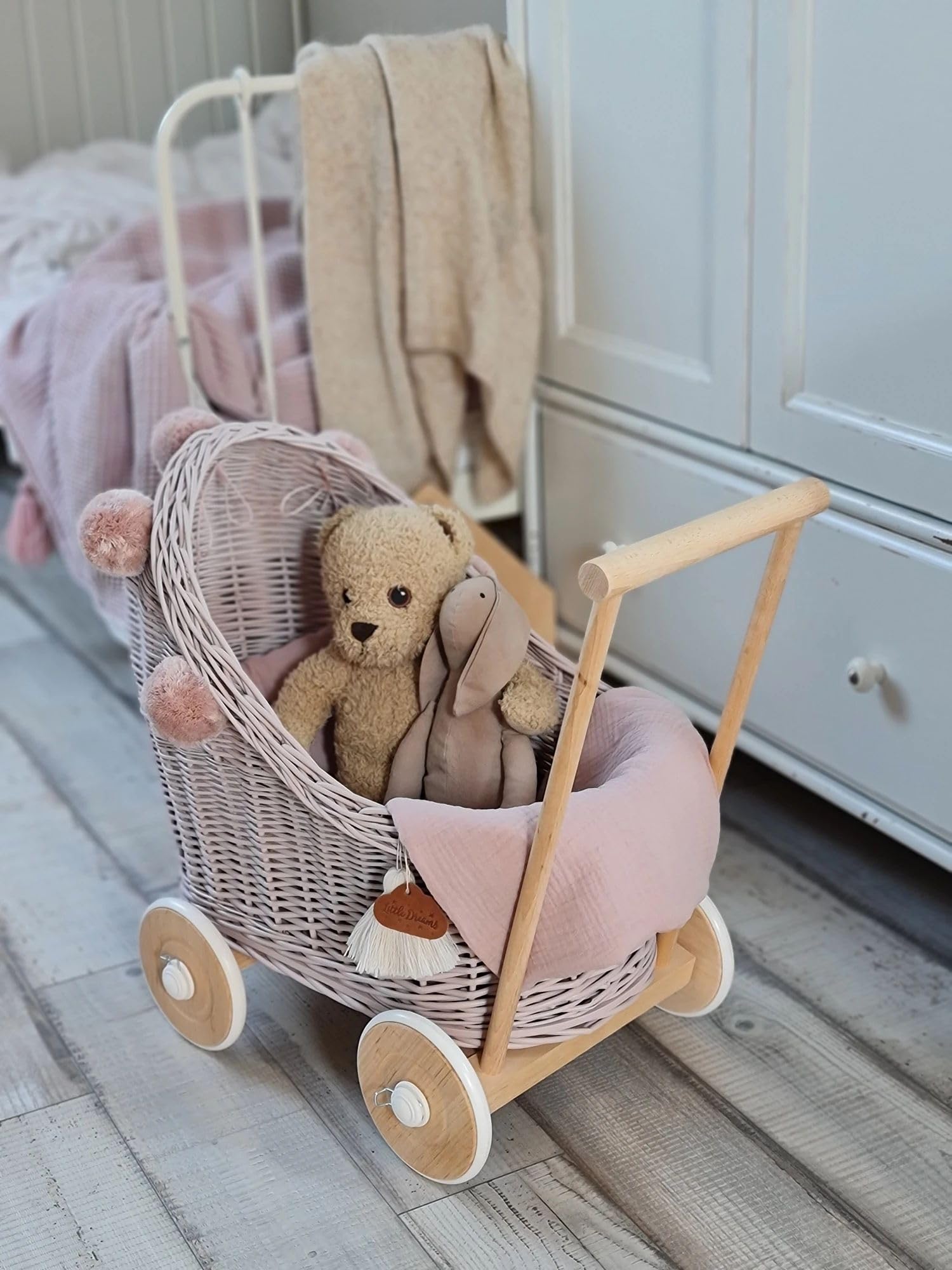 Korb Puppenwagen aus Weide, mit Bettwäsche, Korbpuppenwagen, Hellrosa, rosa, mit Pompoms