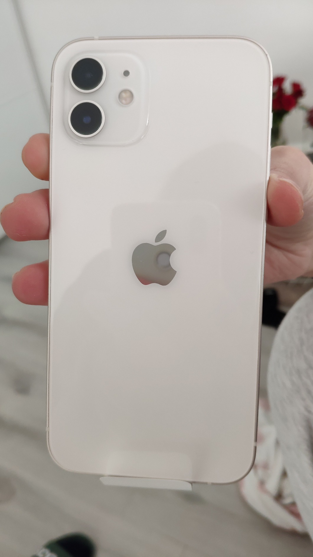 Sehr schönes leistungsfähiges iPhone 12 in reinem Weiß, das Begeisterung hervor ruft