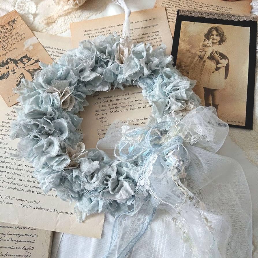 ミニリース。o○ハンドメイド雑貨　レースのリース　エクリュとベビーブルーレース ミニリース。o○ハンドメイド雑貨レースのリースエクリュとベビー