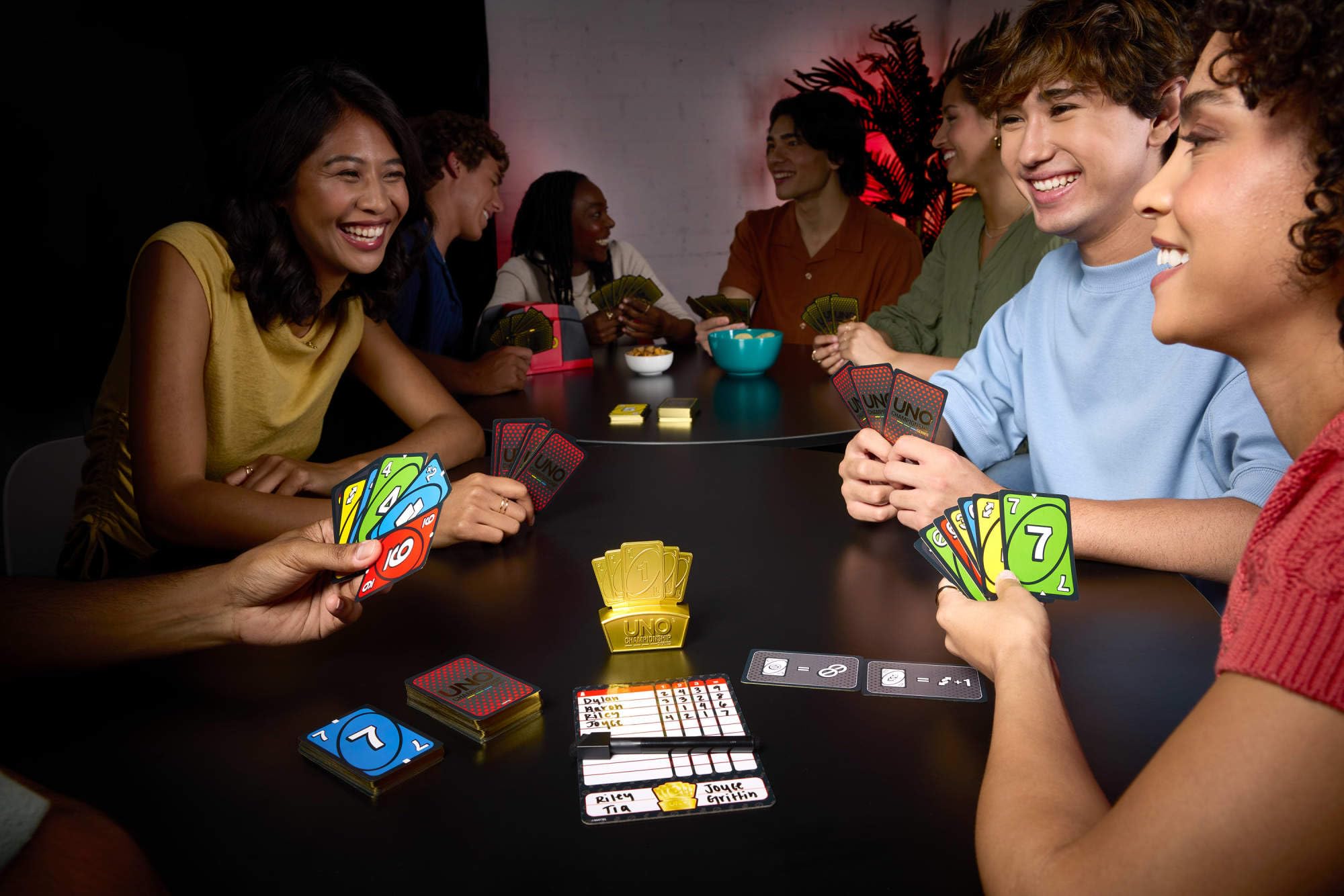 Mattel Games UNO Championship-Reihe Turnier-Set Kartenspiel | Enthält Spiel, Spielstandtafeln, Marker & Trophäe für große Gruppen, Parys, Spielabend, für 6–20 Spieler, ab 7 Jahren, JMY23