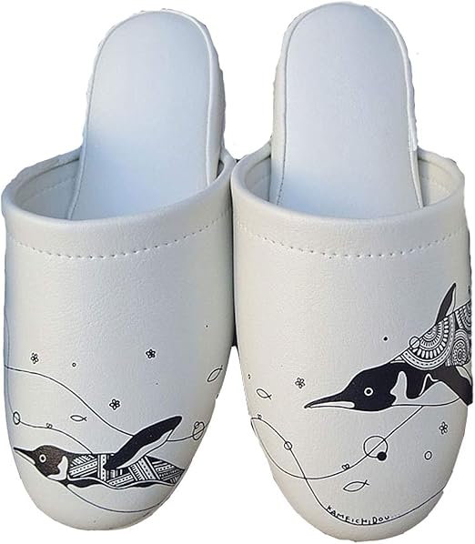 Amazon ペンギン 子供用 スリッパ 来客用 業務用 Tajima かめいち堂 合成皮革スリッパ ミリペンでシンプル可愛い ペンギン Pingouin パングワン 繋がっていく波模様でエントランスにアートを 今までに無いおしゃれ可愛い 合成皮革 シンプル イラストレーター 人気 Amazon ペンギン 子供用 スリッパ 来客用 業務用 Tajima かめいち堂 合成皮革スリッパ ミリペンでシンプル可愛い ペンギン Pingouin パングワン 繋がっていく波模様でエントランスにアートを 今までに無いおしゃれ可愛い 合成皮革 シンプル イラストレーター 人気