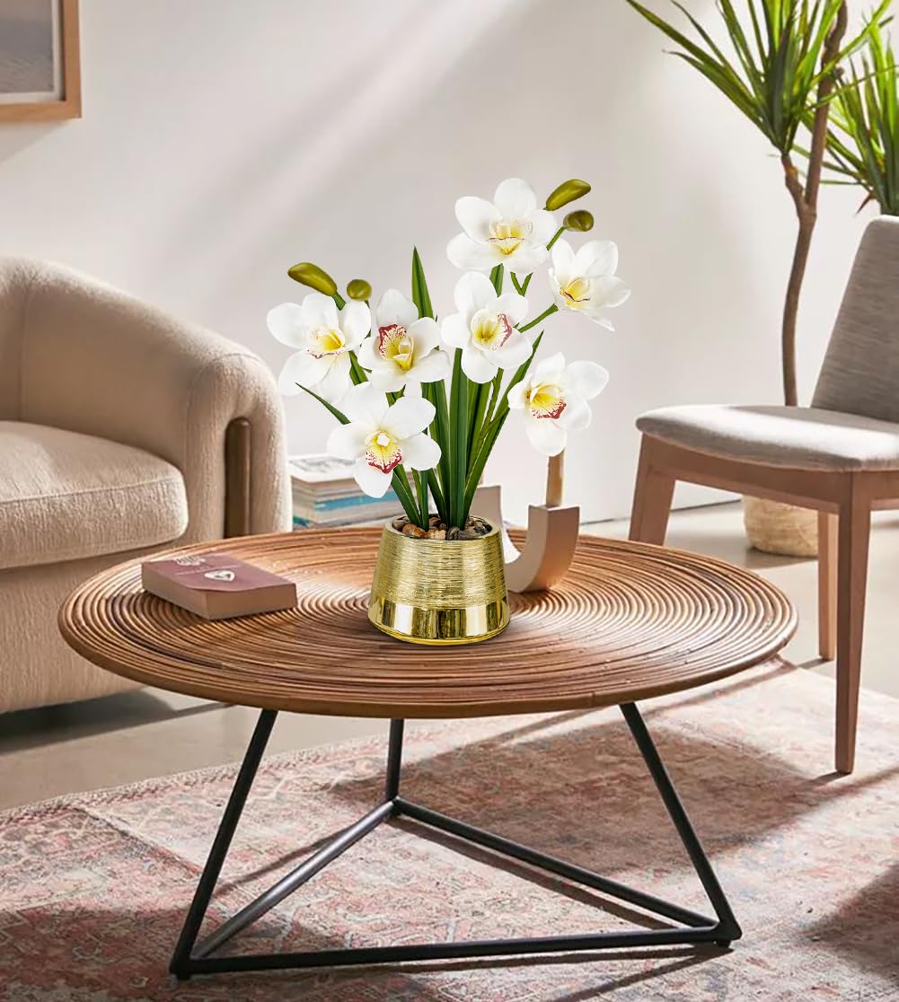 Oairse Orquídeas blancas artificiales de seda sintética Cymbidium orquídeas en maceta dorada, arreglos florales de orquídeas blancas falsas, centro de mesa, planta de orquídea sintética para
