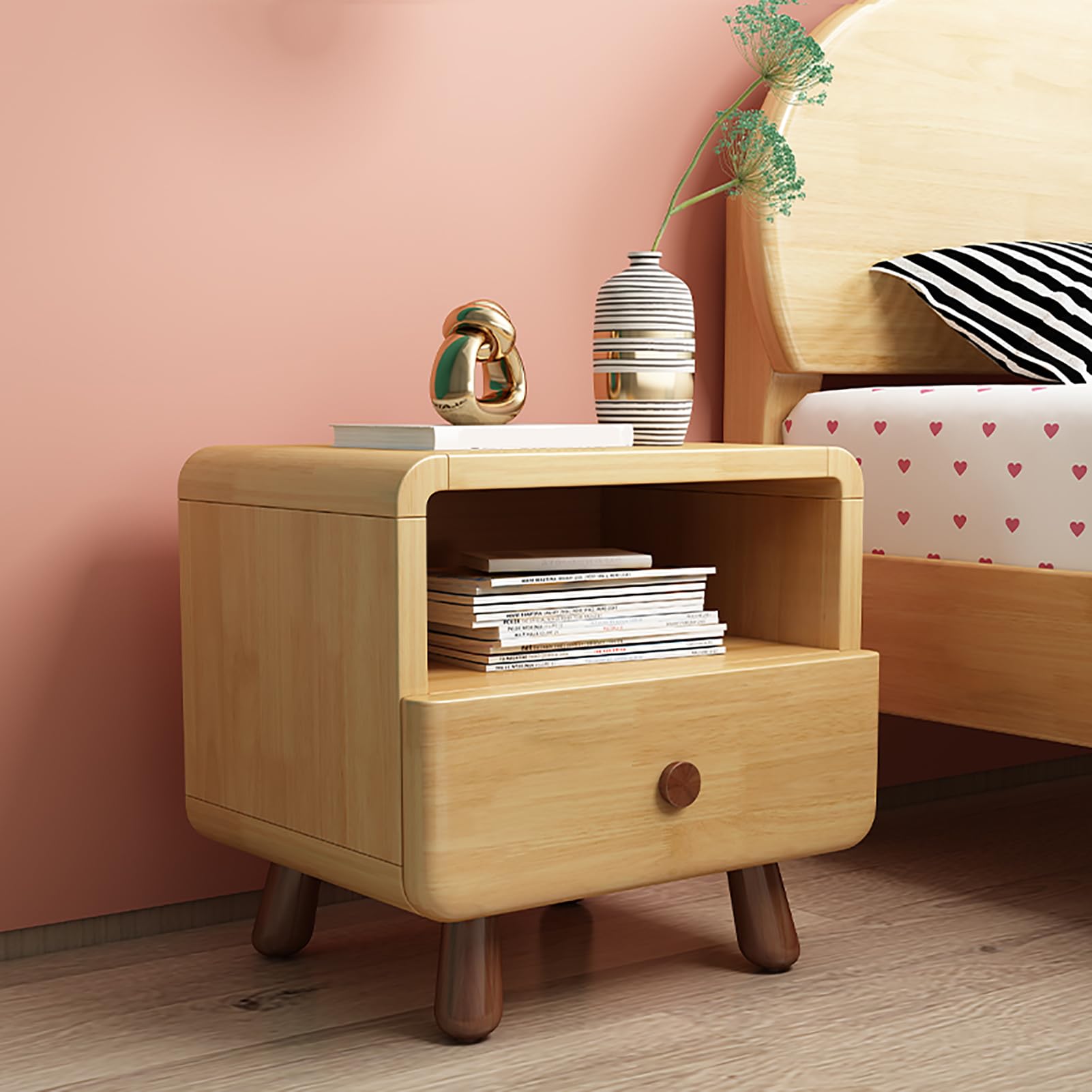 Table d'appoint compacte en bois massif pour optimiser vos rangements