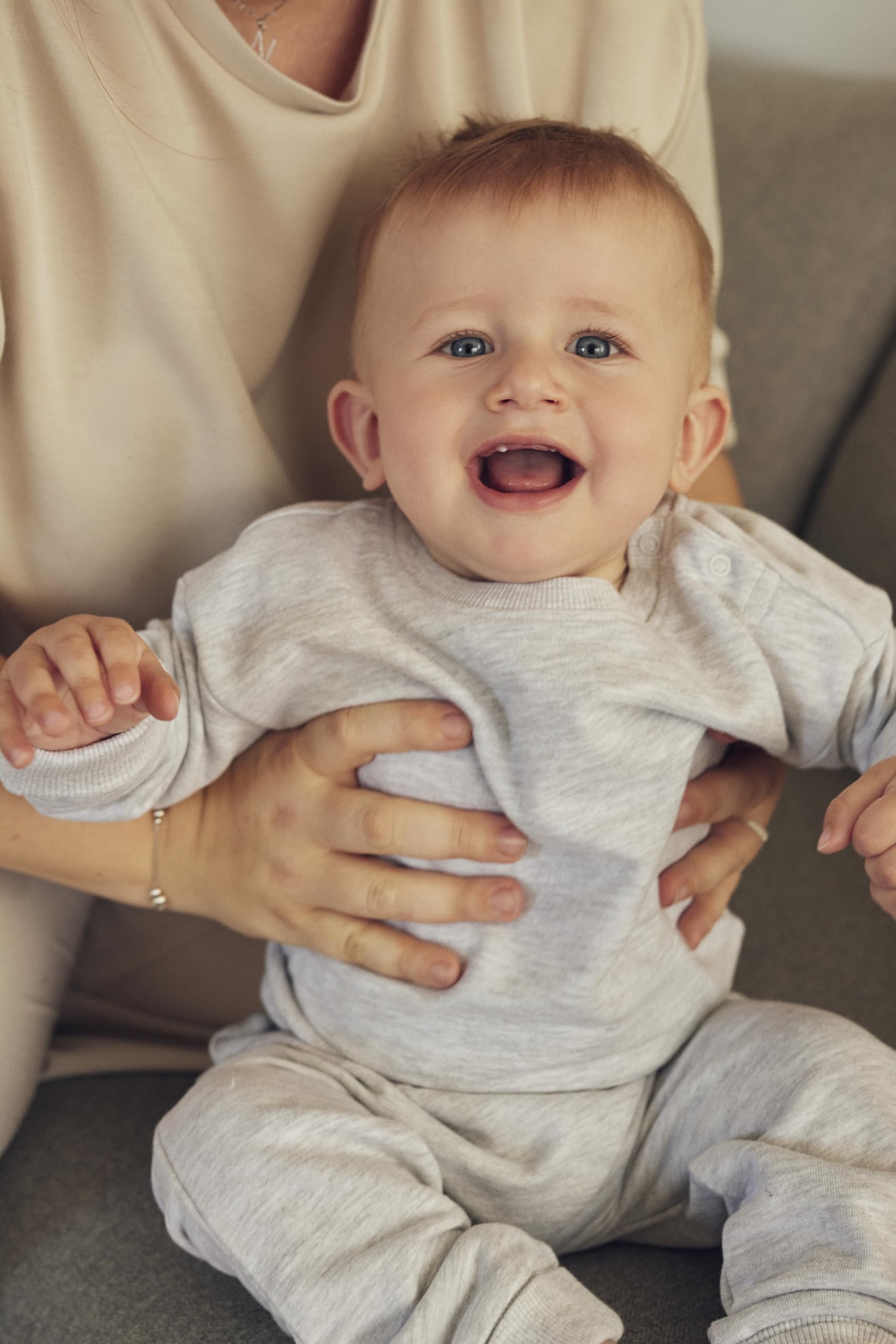 Tiny One Baby Pullover aus Bio Baumwolle I 2er-Pack – braun & grau | Weicher & bequemer Baby Pullover mit Druckknöpfen an der Schulter & Rippbündchen I Sweatshirt Kinder für den Alltag