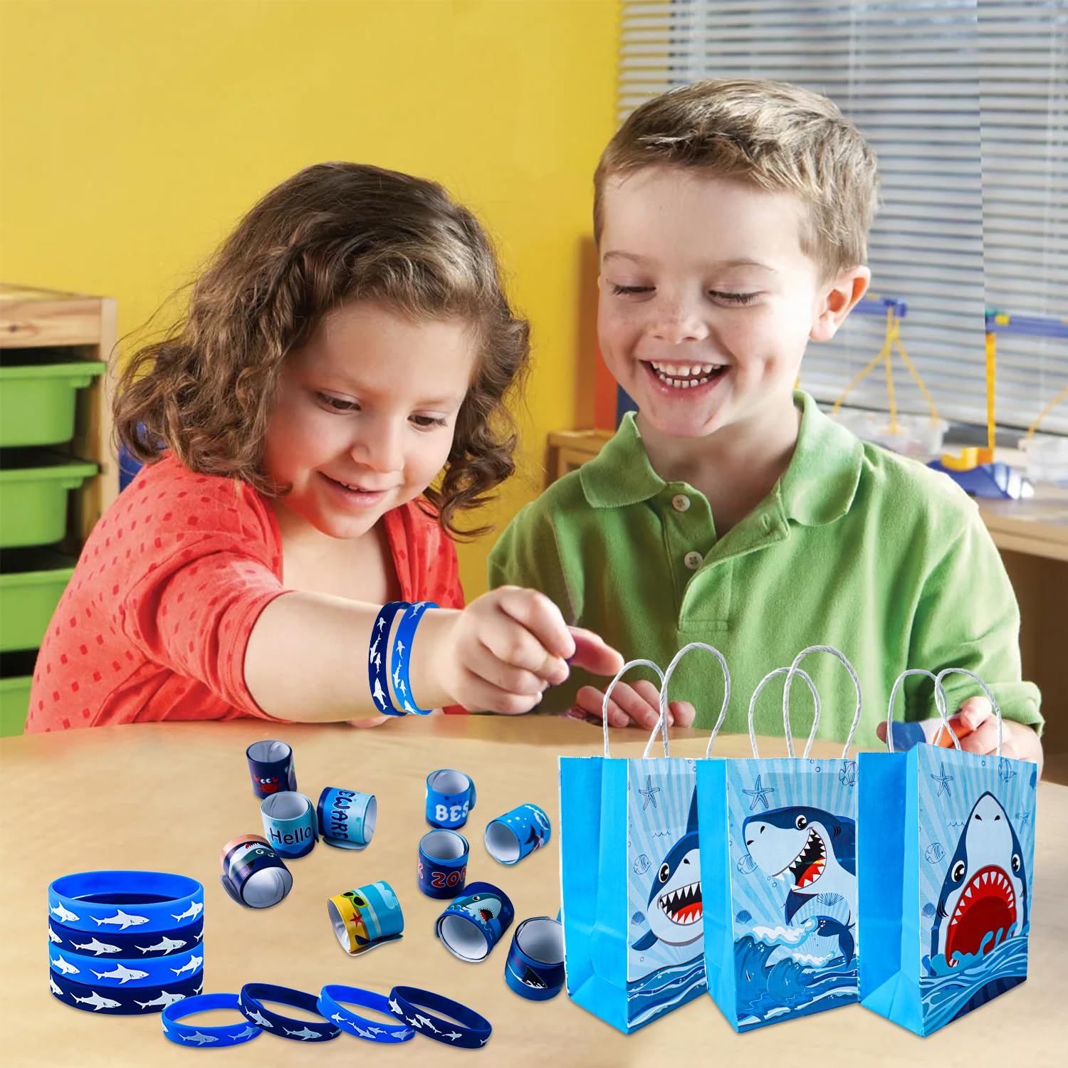 86 pezzi pensierini di squalo di compleanno per bambini, 12 bracciali con squalo, 8 bracciali in silicone, 8 sacchetti, 8 portachiavi, 50 adesivi