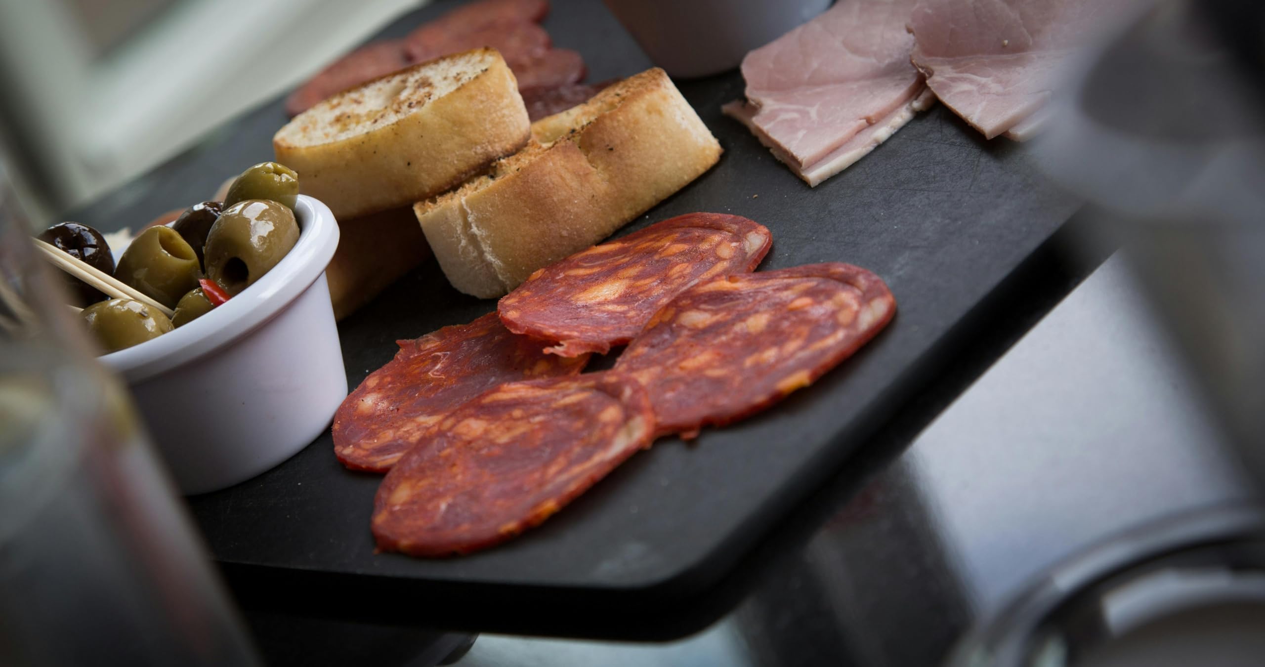 Jamón Ibérico de Cebo 50% Raza Ibérica 80 gr Envasado al Vacío Cortado a Cuchillo Marca Guiju Salamanca
