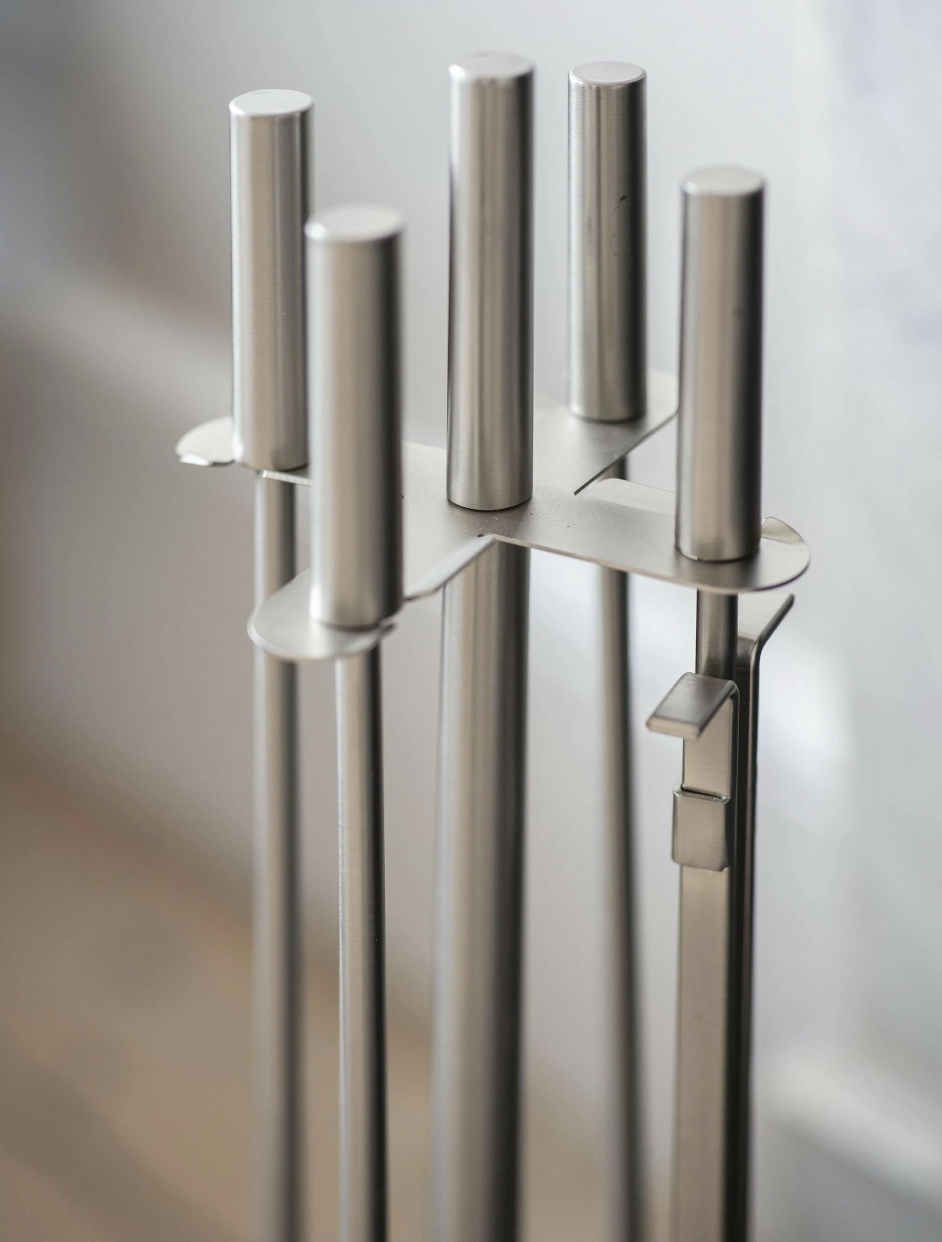 CKB LTD Kaminbesteck Set - 4-teiliges silberfarbenes Kaminbegleiter-Set mit Bürste, Schaufel, Schürhaken & Zange - Kaminzubehör aus pulverbeschichtetem Stahl (Silber)