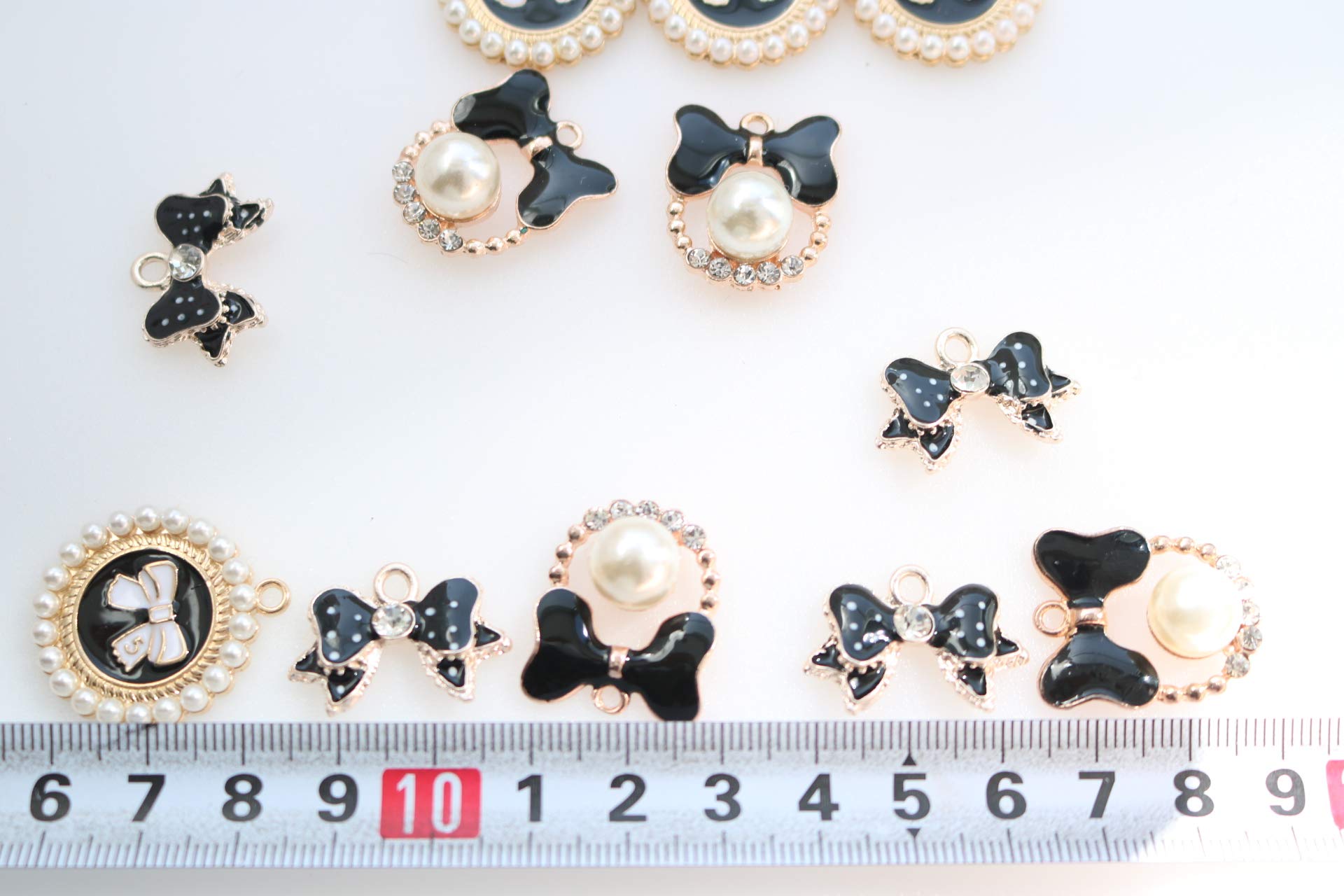 ハンドメイド ポーチにもなる小物入れ2点セットとチャーム4点セット2