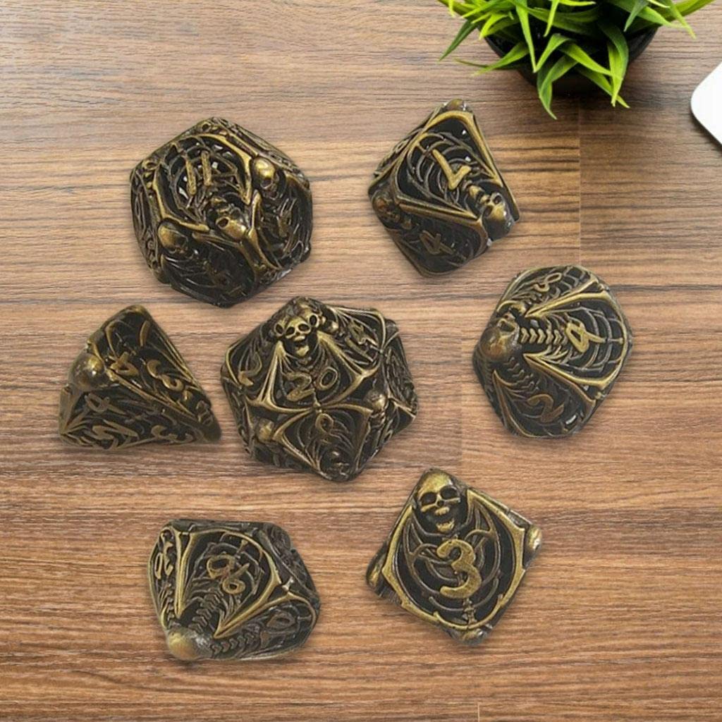 7 Stück Metall Polyeder Würfel Set Hohles Würfelset Steampunk Kupfer Rollenwürfel Zahlenwürfel mit Ornamentierten Ziffern Und Präziser Balance für, C