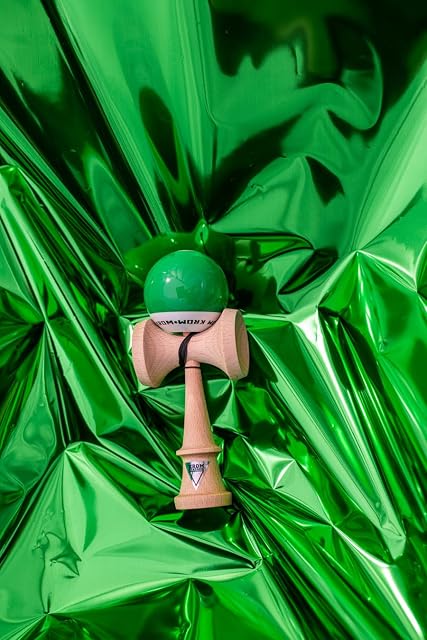 Foto 5 de 8 de KROM Kendama Original de Madera para Principiantes y avanzados - Pop LOL Verde Oscuro