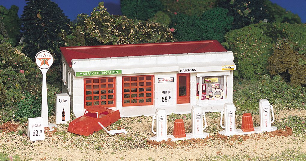 Amazon.com: Bachmann - Plasticville Classic Kit - Gas Station - HO