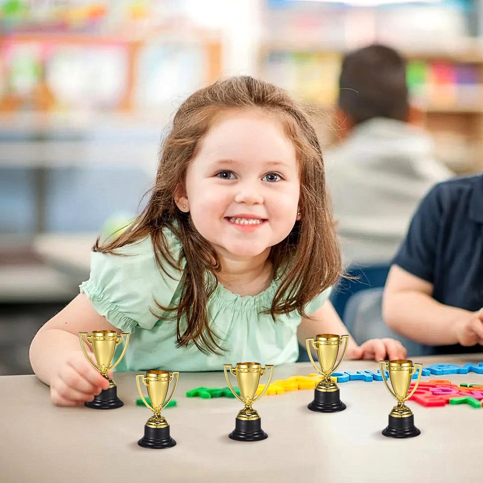TOYANDONA Confezione da 24 mini trofei per bambini, premi Gold Award per bomboniere, premi per la partecipazione per bambini bomboniere, oggetti di scena, premi, premi vincitori, concorsi