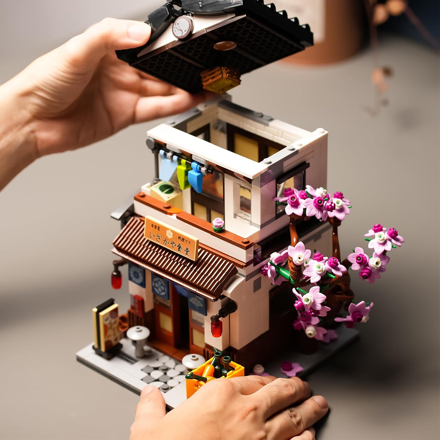 Cherry Blossom House Building Set Compatible with Lego for Adults,Architecture Japanese Sakura Tree House Building Kit for Boys and Girls Age 8-12 UP 952 PCS