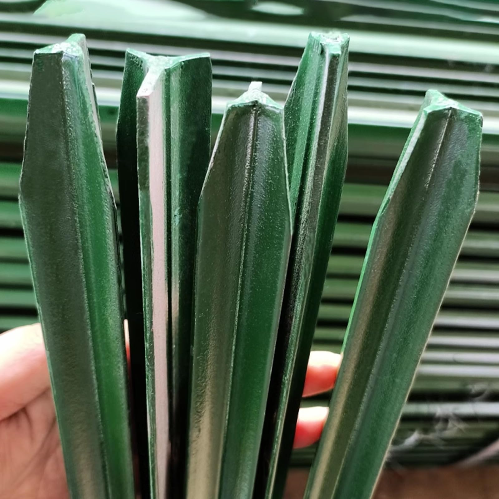 Postes de metal para valla sin excavar, solucione la caída de cercados de alambre en jardín
