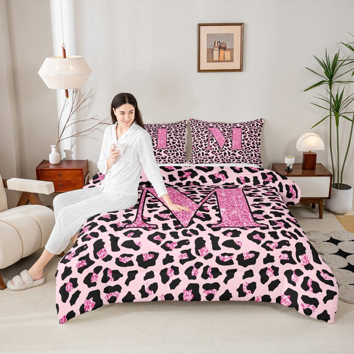jejeloiu Leopard Print Comforter Set Queen Size Alphabet Personalized Initial Bedding Set for Kids Boys Girls Safari Cheetah Animal Fur Print Pink Letter M Duvet Quilt 3 Pcs with 2 Pillow Cases