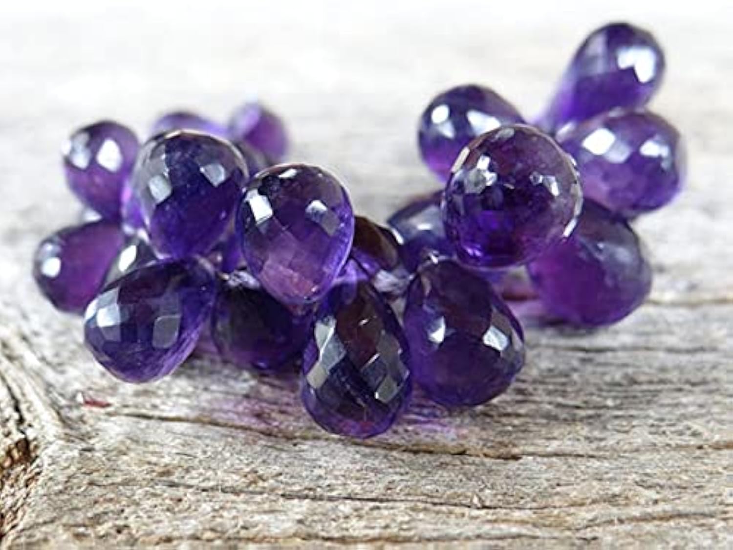 Améthyste pourpre en paires assorties pour éviter les asymétries de vos boucles d'oreilles