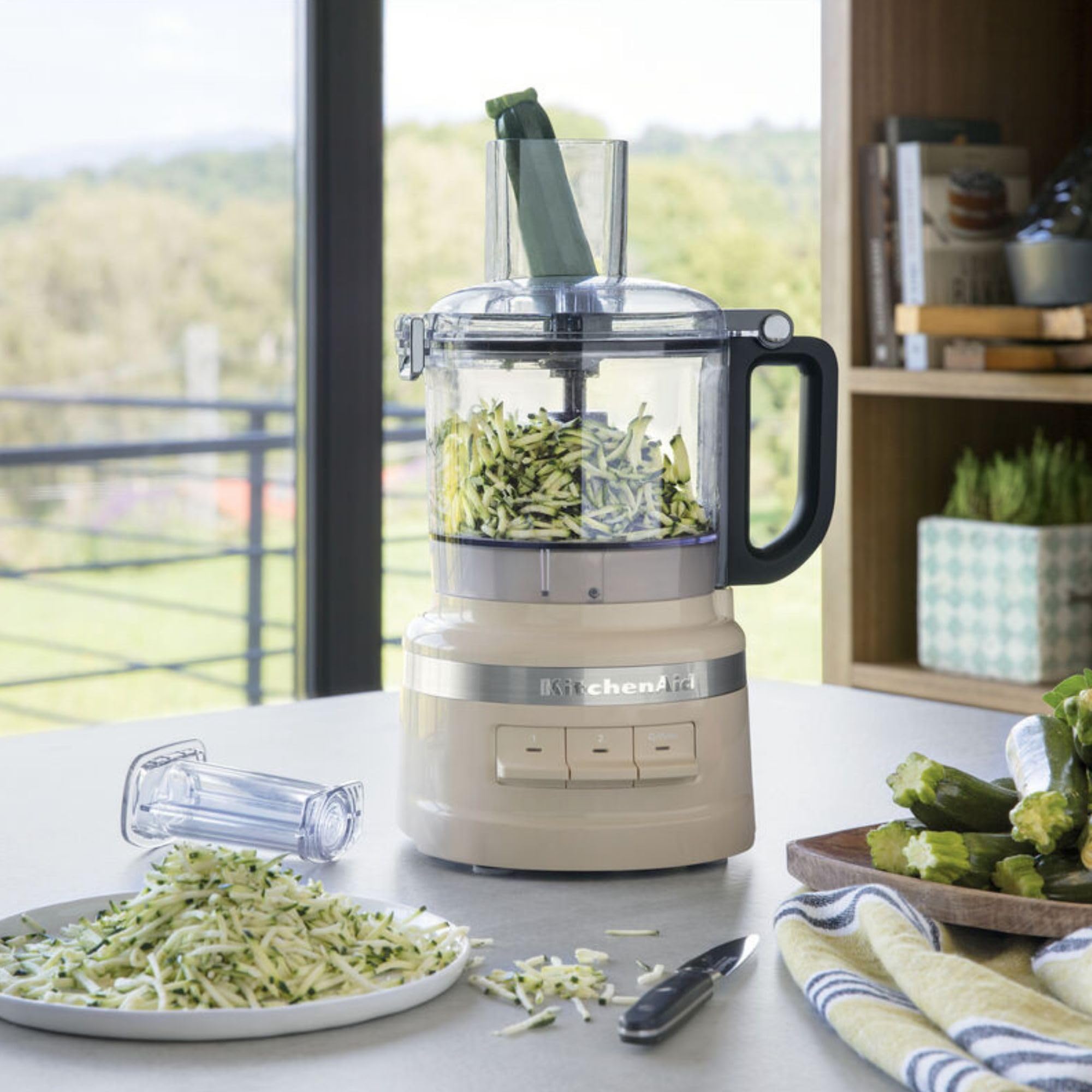KitchenAid Robot Multifonction - Robot Cuisine avec bol étanche de 1,7 L - 2 vitesses et mode Impulsion - Accessoires résistant au lave-vaisselle - 250 W - Sans BPA - Crème