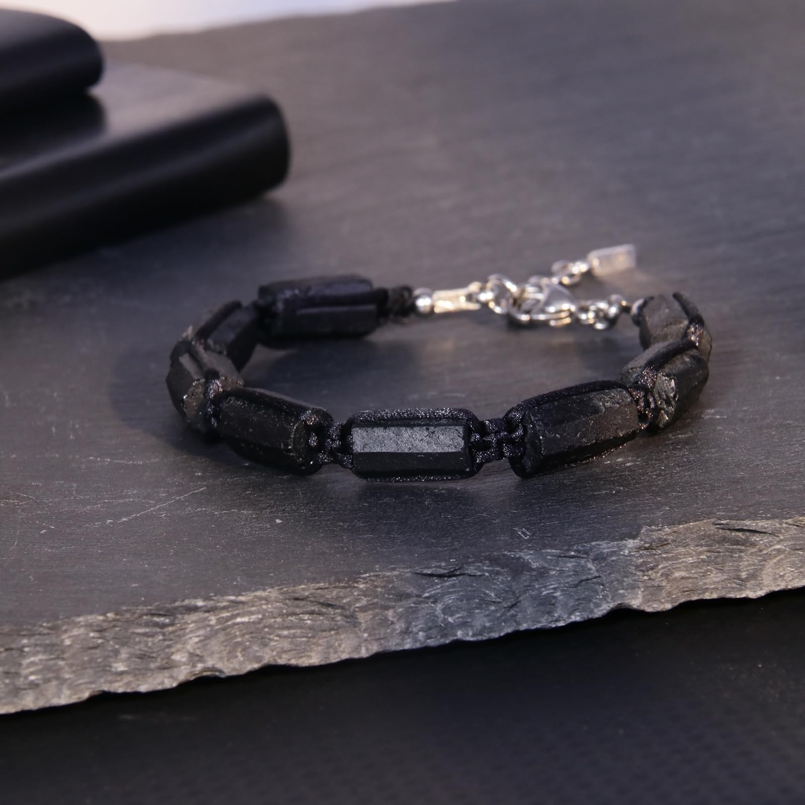 HASKARE Schutzkristalle Schwarzer Turmalin Armband für Männer, Naturstein Turmalin Einzigartiger Rohedelstein, Handgefertigtes haltbares Stahlseil, Coole Männerschmuck Geschenke für Papa Sohn