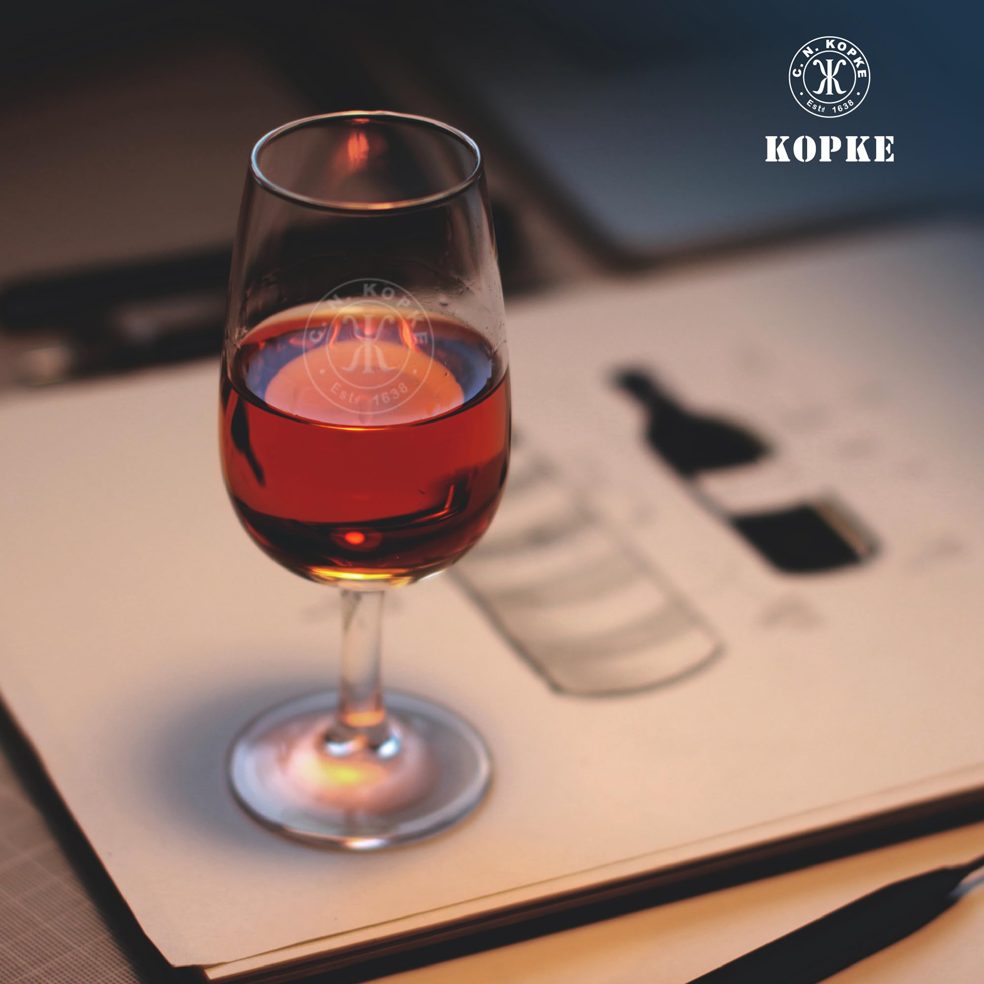 Kopke Porto Tawny 40 Ans – Un Porto Tawny Rouge d’Exception, Vieilli avec Savoir-Faire à partir des Meilleurs Cépages du Douro | Présenté dans un Coffret Cadeau en Bois Raffiné | 0,75L, 20% Vol.