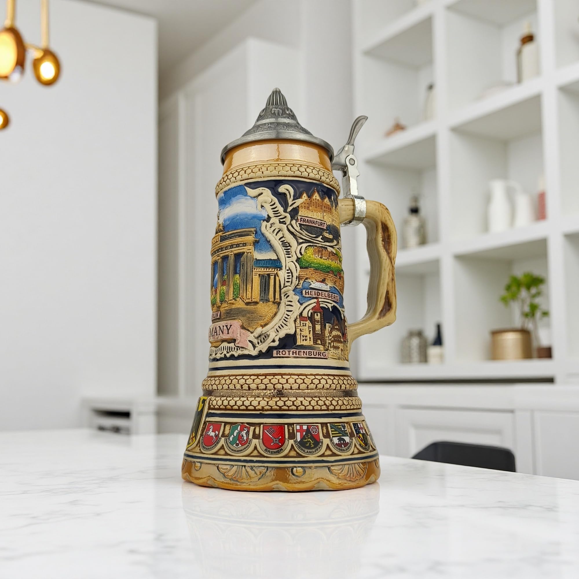 Bierkrug mit Deckel 0,7L - Steinkrug mit Deutschland-Motiv und XL-Boden Design - Brandenburger Tor auf der Vorderseite - Geschenkidee für Männer - Ideal für Zuhause, Fest & Sammlung