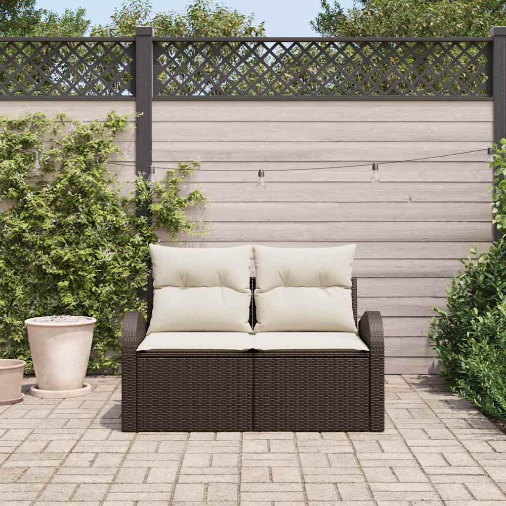 Divano da Giardino 2 Posti in Polyrattan Marrone con Cuscini | Mix di stile e robustezza per terrazzo e giardino. Struttura modulare in metallo con cuscini inclusi per esterno.
