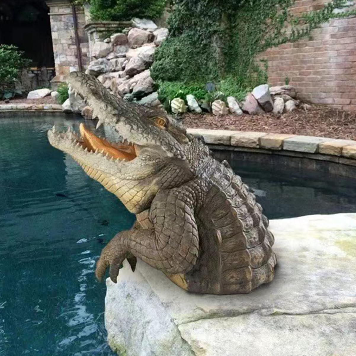 Teichtierstatue Leichte Schwimmende aus Kunstharz Dekorativer Krokodilkopf Attraktive Wasserdekoration für Teich und Patio für Gartenliebhaber