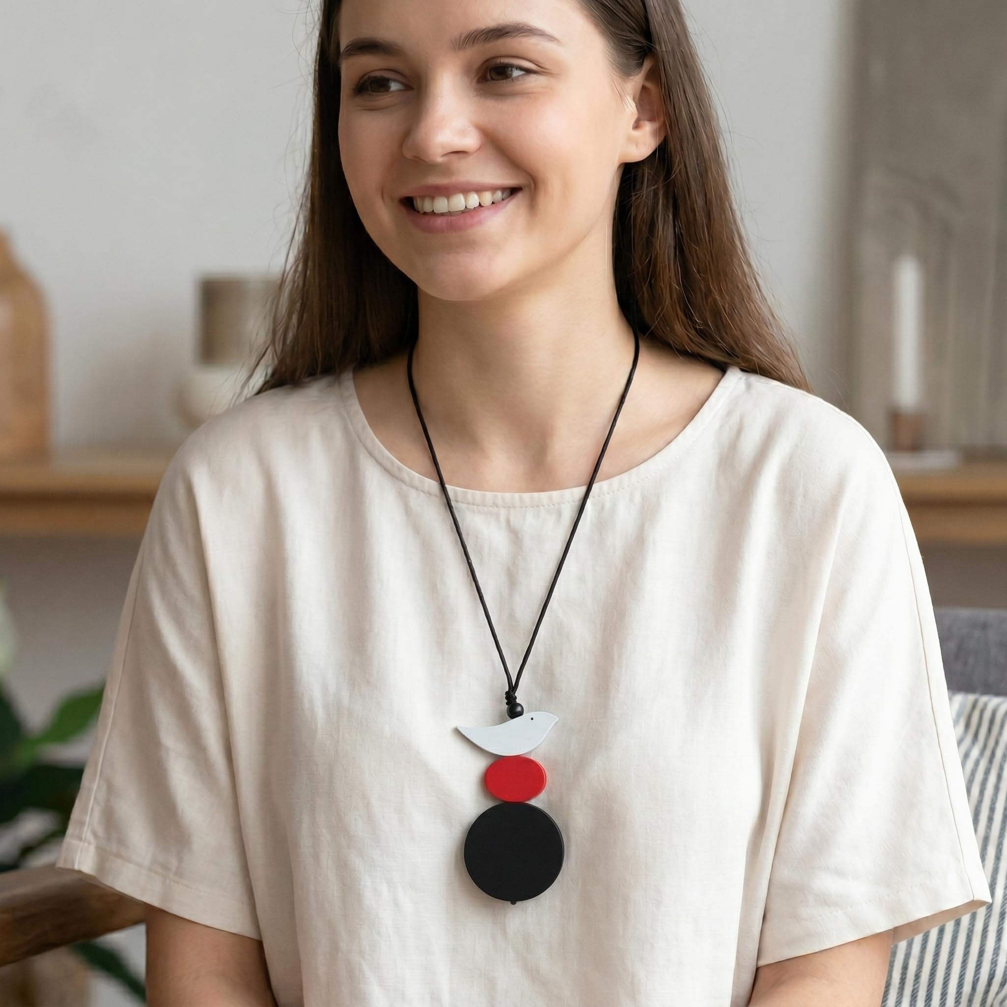 Avalaya Ciondolo a forma di uccellino e perline in legno nero, rosso, bianco, con cordoncino in cotone nero, regolabile, lunghezza 84 cm, ciondolo 11 cm
