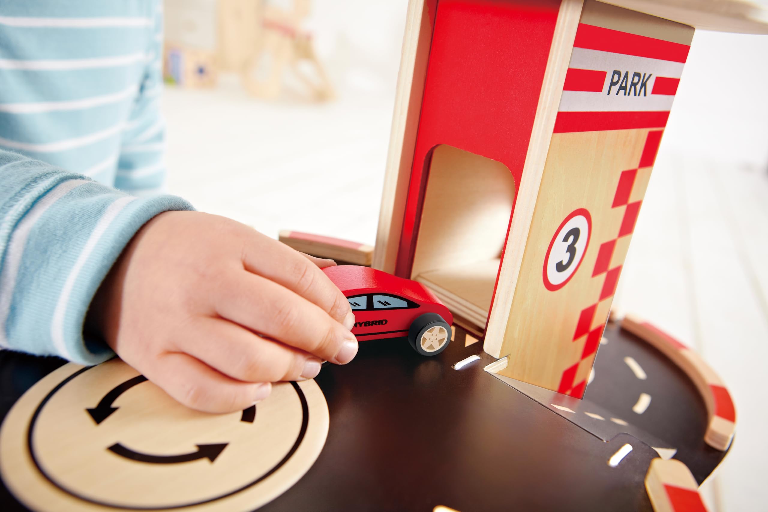 Hape Parkhaus Spielset - aus Holz, Autogarage auf DREI Ebenen mit Autos und Hubschrauber, fördert Motorik, Rollenspiel & Kreativität, Spielzeug für Kinder ab 3 Jahren