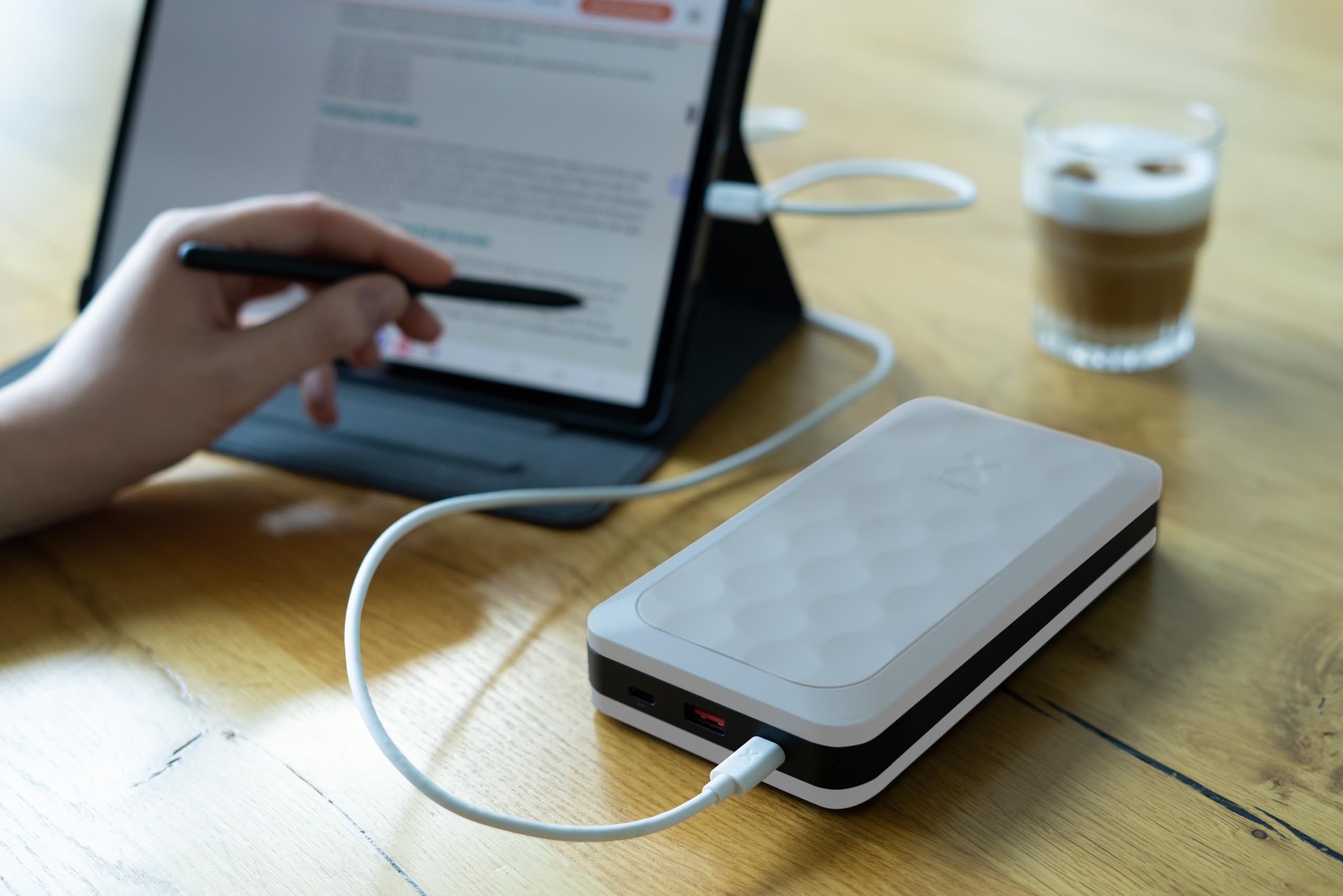 Xtorm Fuel serie5 power bank 20.000mAh 35W uscite USB-C e USB-A bianco | Adatto per smartphone tablet ed accessori compatibili portatile, con display digitale, ricarica rapida, in plastica riciclata