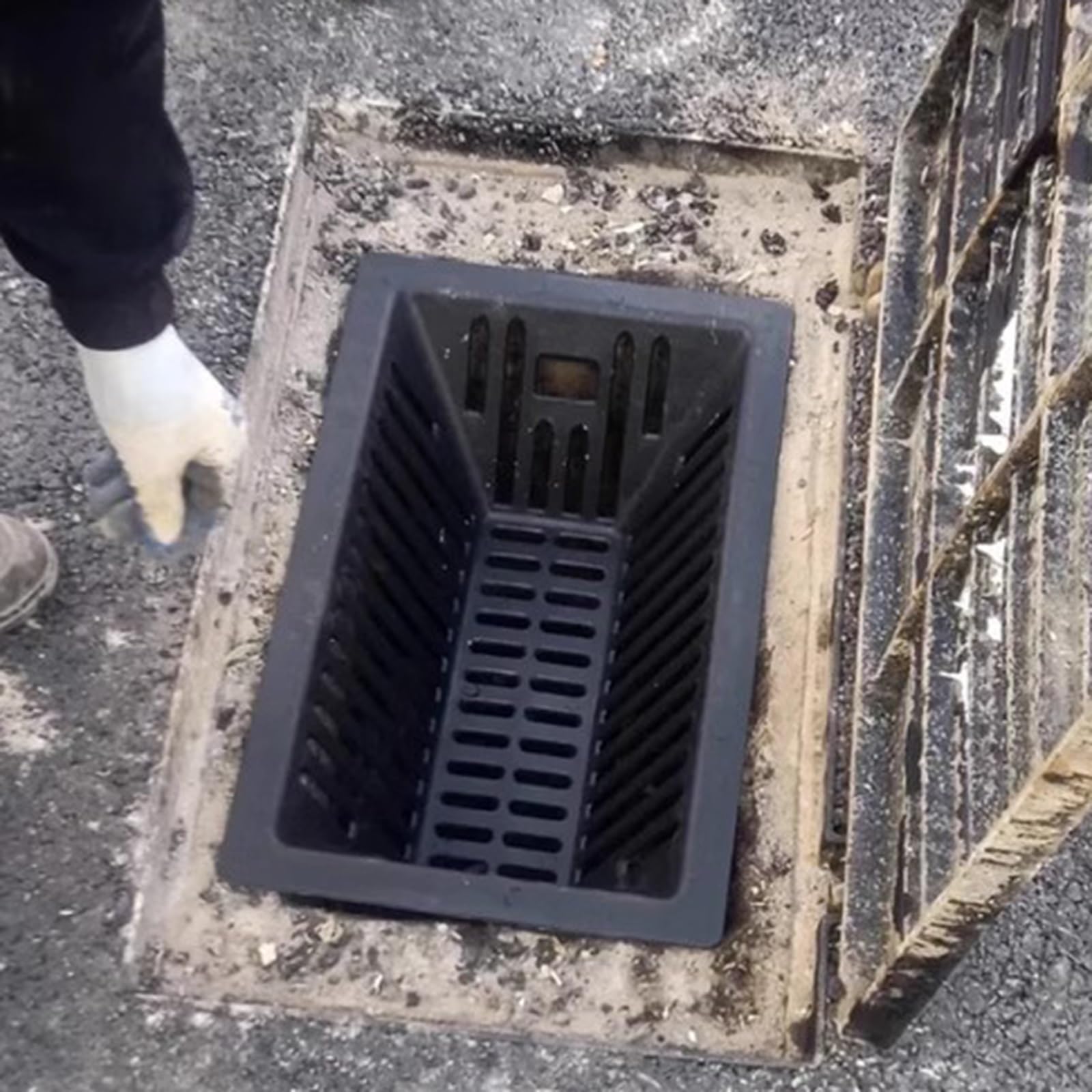 Panier filtrant rectangulaire pour entrée d'eau de pluie et sédiments pour une collecte efficace des débris en extérieur