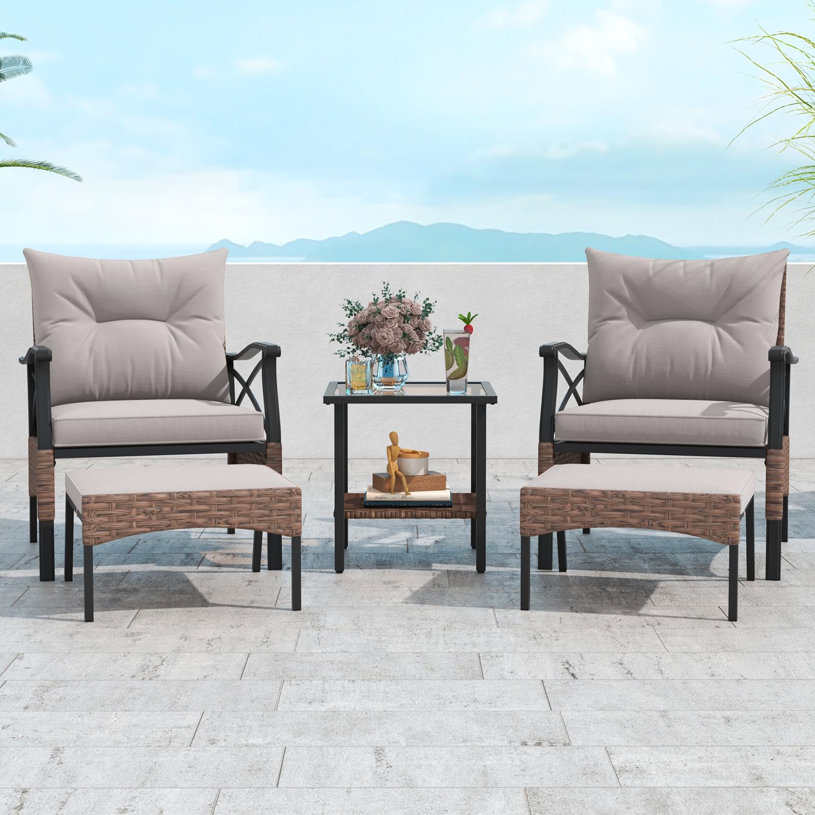 LIFEZEAL Salotto da Giardino in Rattan PE 5 Pezzi, 2 Poltrone con Cuscini, 2 Poggiapiedi, Tavolino in Vetro, Marrone