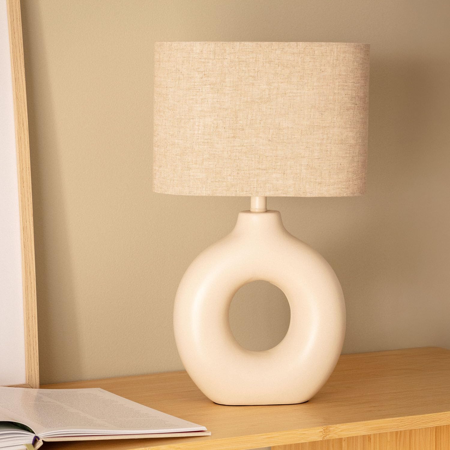 LEDKIA LIGHTING - Lampada da Tavolo Ceramica e Tessuto | Stile Boho Chic | Attacco E27 max 40W | Interno IP20 | Altezza 430mm | Larghezza 260mm | Lunghezza 35mm, Beige