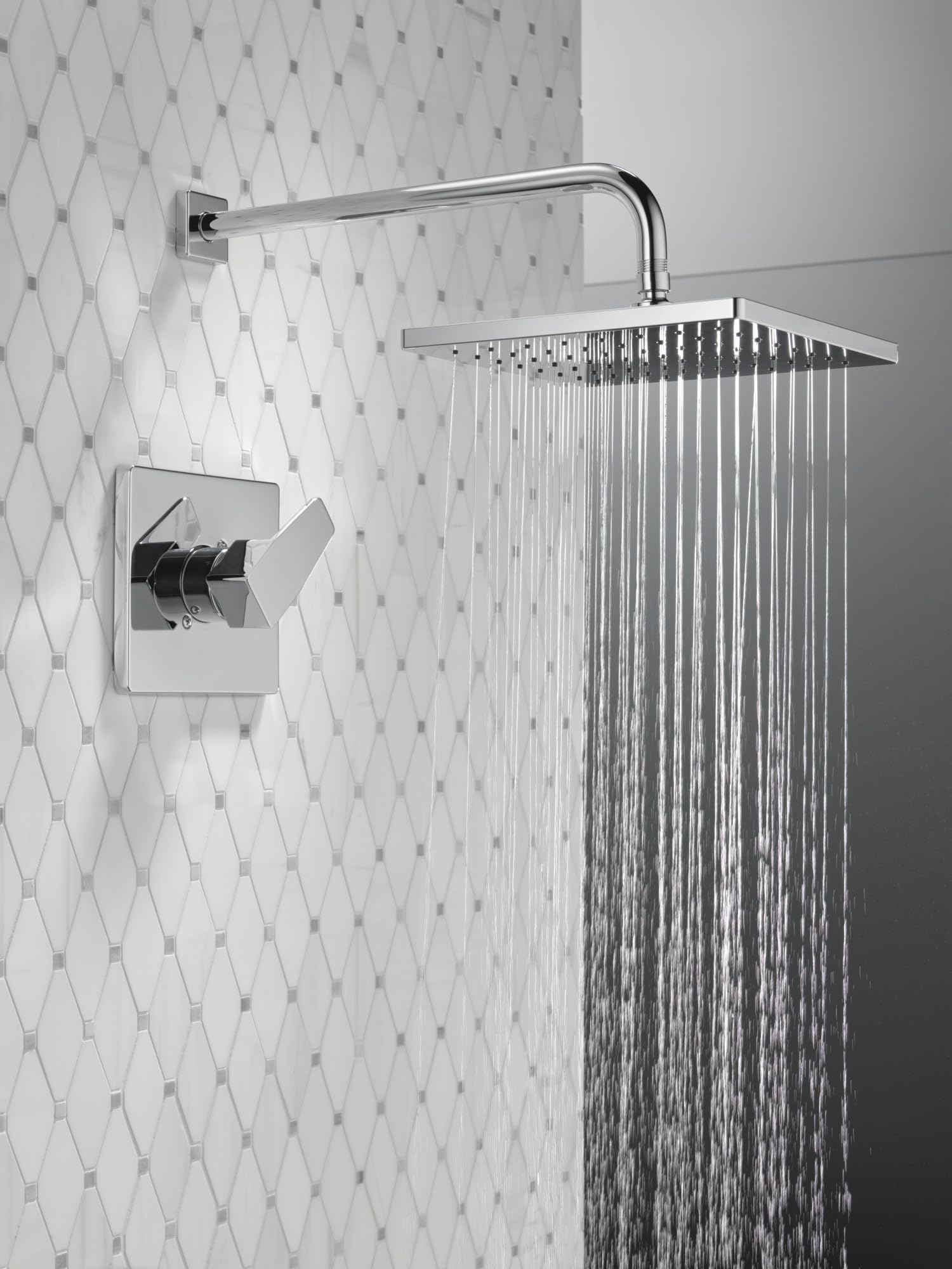 Amazon | Delta Faucet モダンレインカンスクエアシングル  